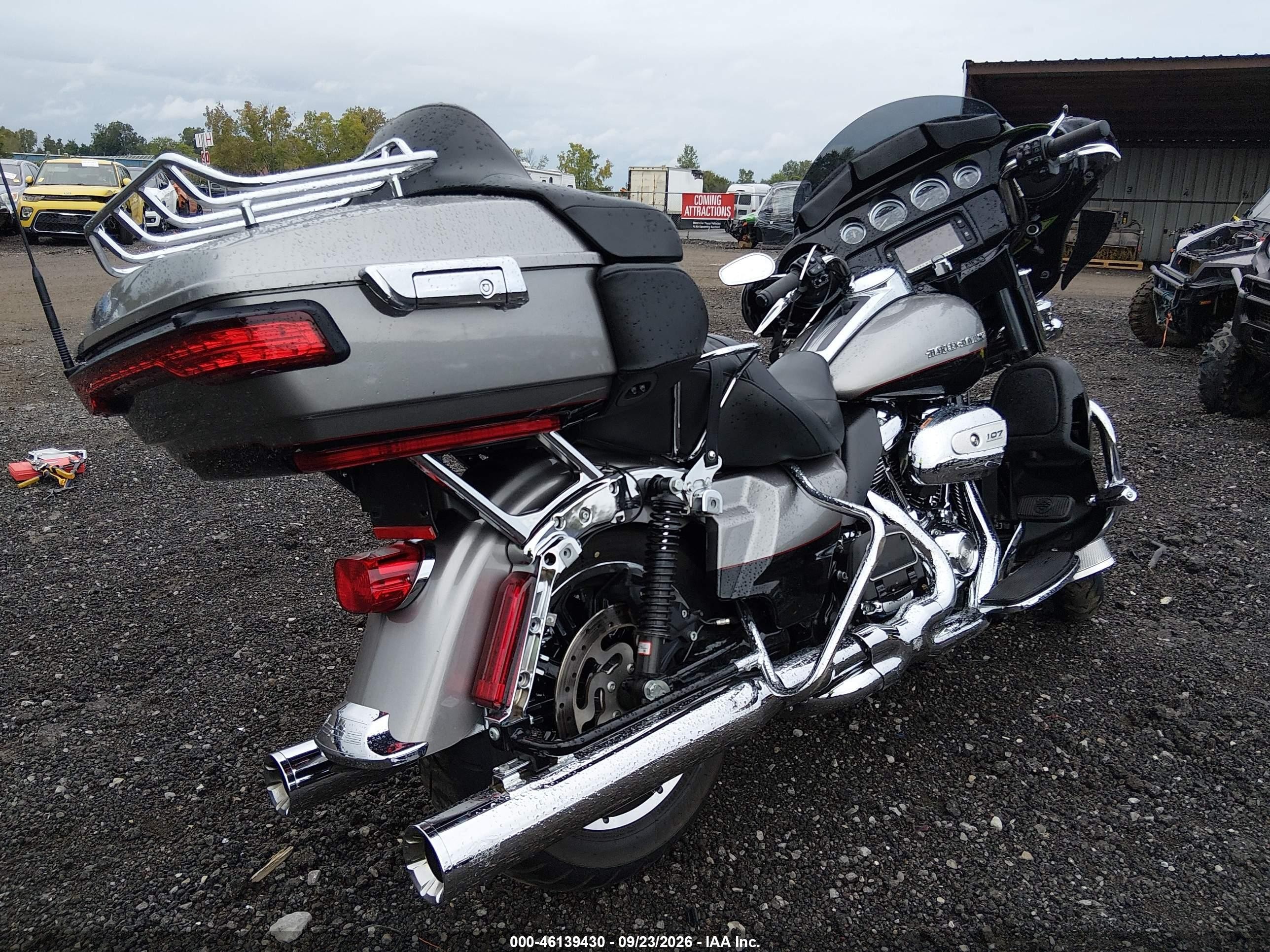 2017 Harley-davidson Flhtk VIN 1HD1KED12HB655029 IAAI salvage auction — Side, Salvage (Ohio), sold $3,850 on 2026-10-01 (photo 4)