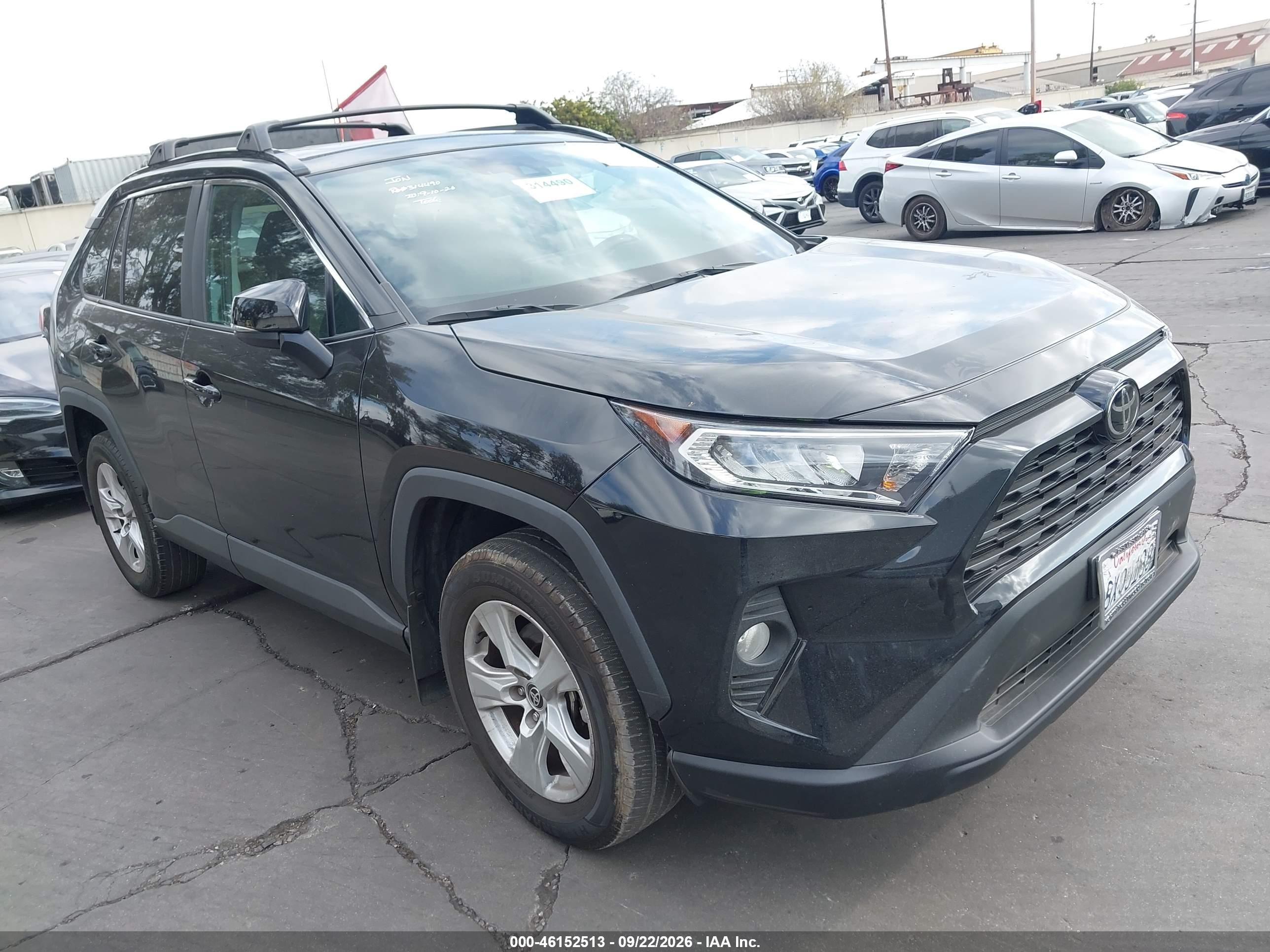 2021 Toyota RAV4 VIN 2T3W1RFV4MC152901 — IAAI salvage auction photo