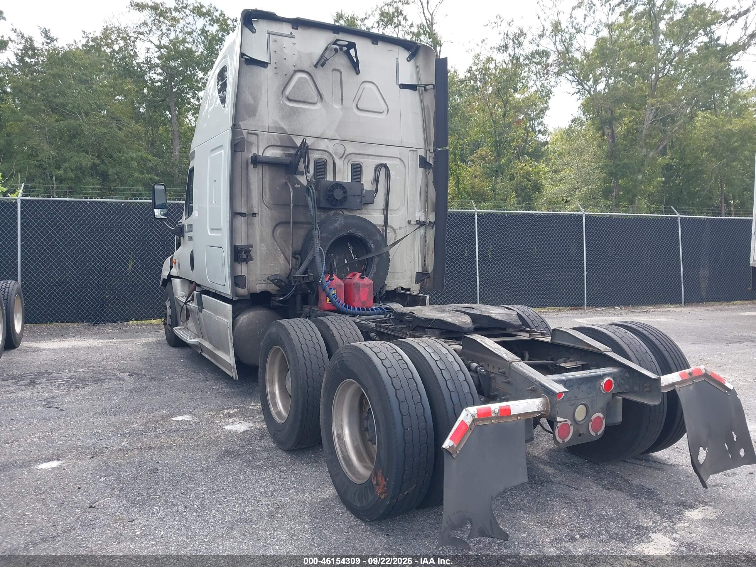 2015 Freightliner Cascadia 125 VIN 1FUJGLD67FLFY9387 IAAI salvage auction — Front End, Clear (South Carolina), sold $8,500 on 2026-10-09 (photo 3)
