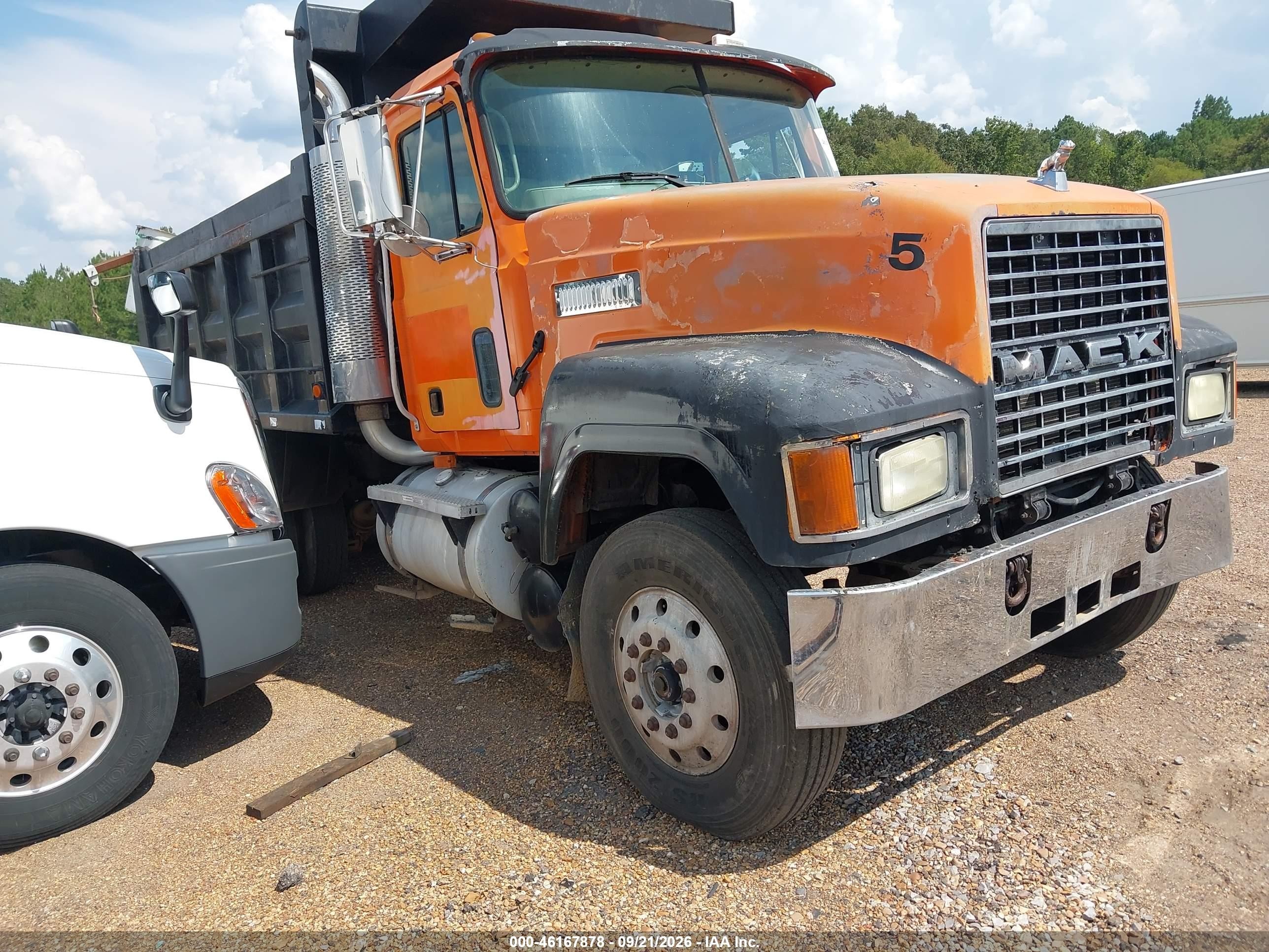 2001 Mack 600 Rd600 VIN 1M1AA13Y81W134035 — IAAI salvage auction photo
