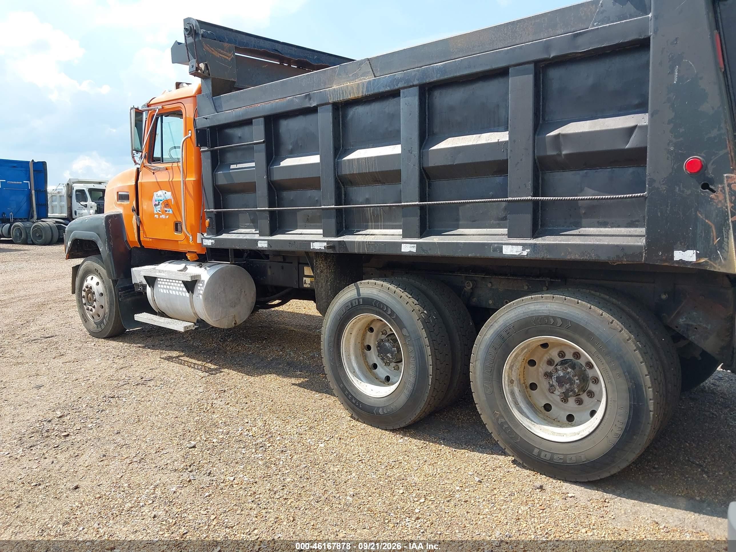 2001 Mack 600 Rd600 VIN 1M1AA13Y81W134035 IAAI salvage auction — Front End, Clear (Mississippi), sold $25,000 on 2026-09-29 (photo 3)