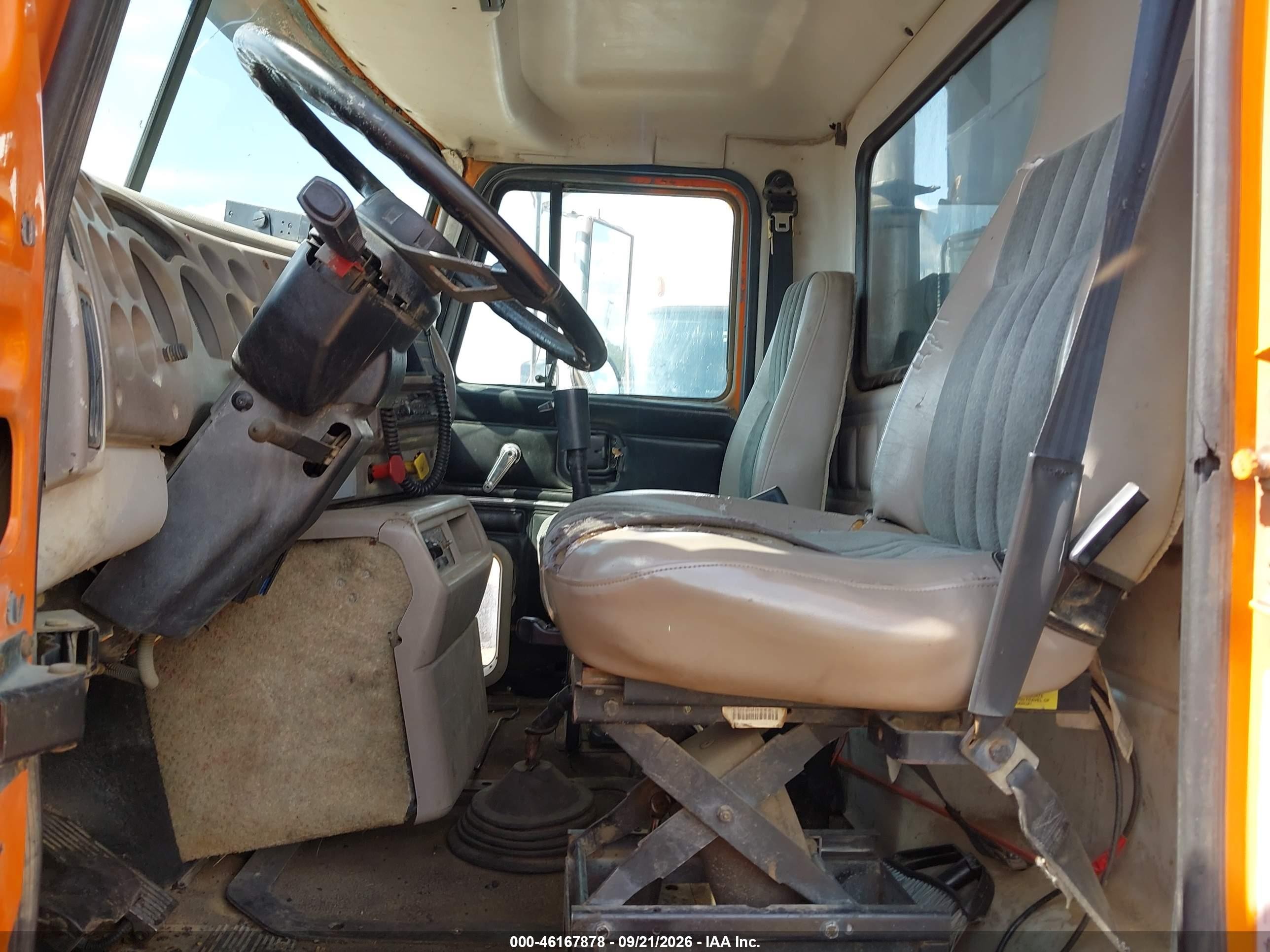 2001 Mack 600 Rd600 VIN 1M1AA13Y81W134035 IAAI salvage auction — Front End, Clear (Mississippi), sold $25,000 on 2026-09-29 (photo 7)
