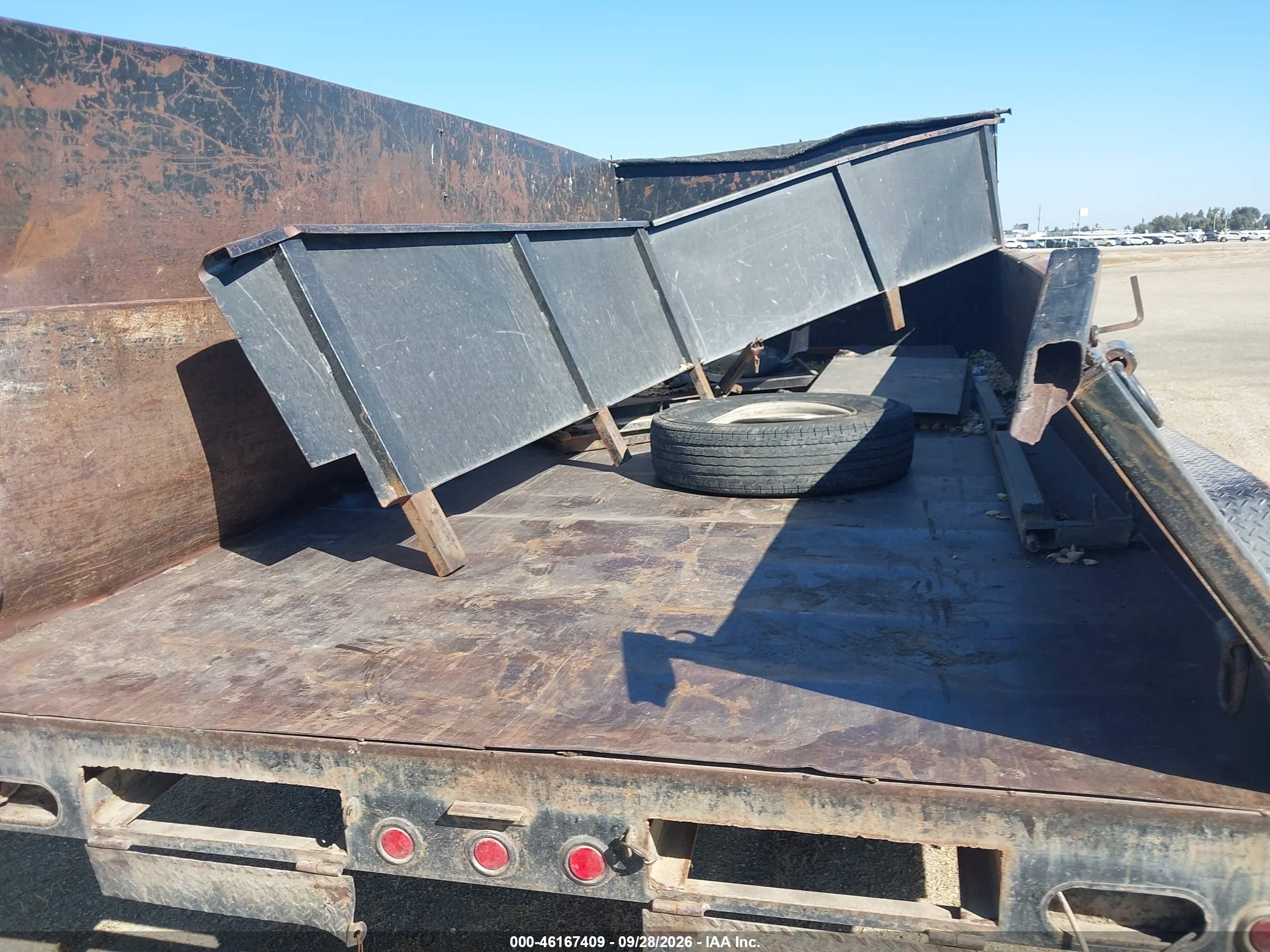 2016 Lamar 16' Trailer VIN 5RVDC1622GP035704 IAAI salvage auction — Rollover, Salvage (California), sold $600 on 2026-10-07 (photo 5)