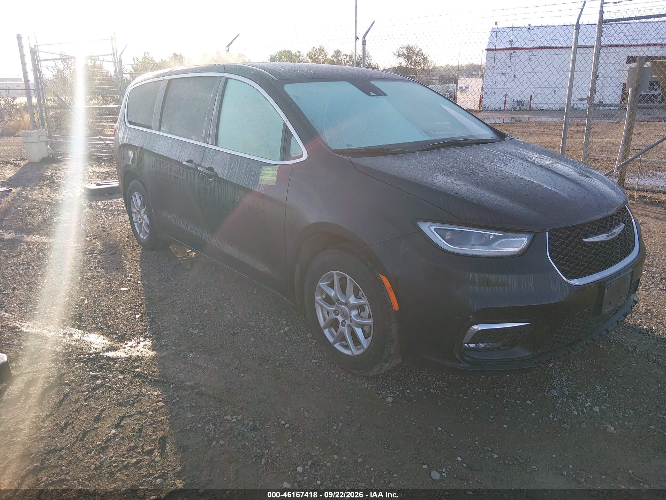 2025 Chrysler Pacifica VIN 2C4RC1BG9SR532547 — IAAI salvage auction photo