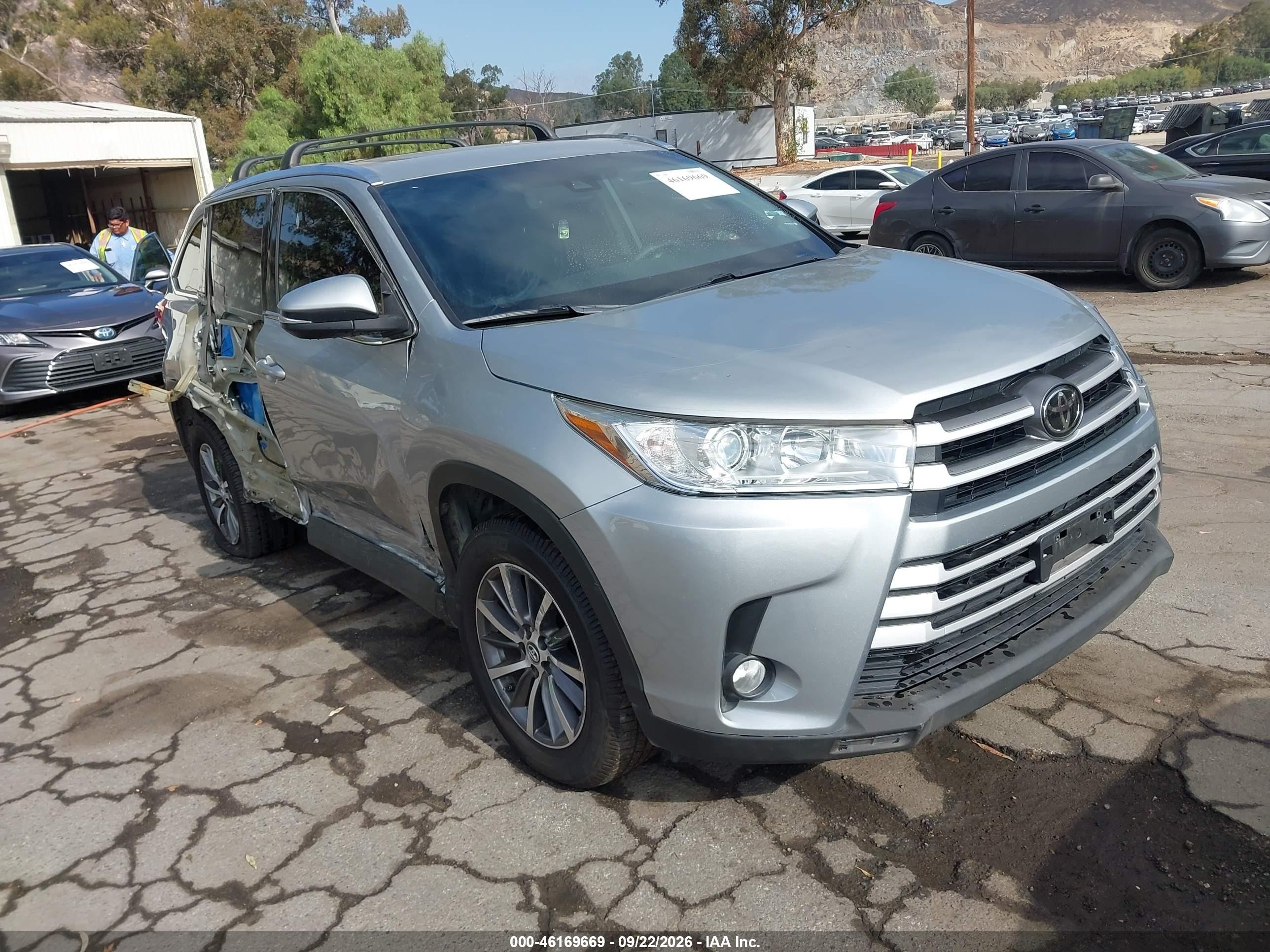 2019 Toyota Highlander VIN 5TDKZRFH2KS555208 — IAAI salvage auction photo