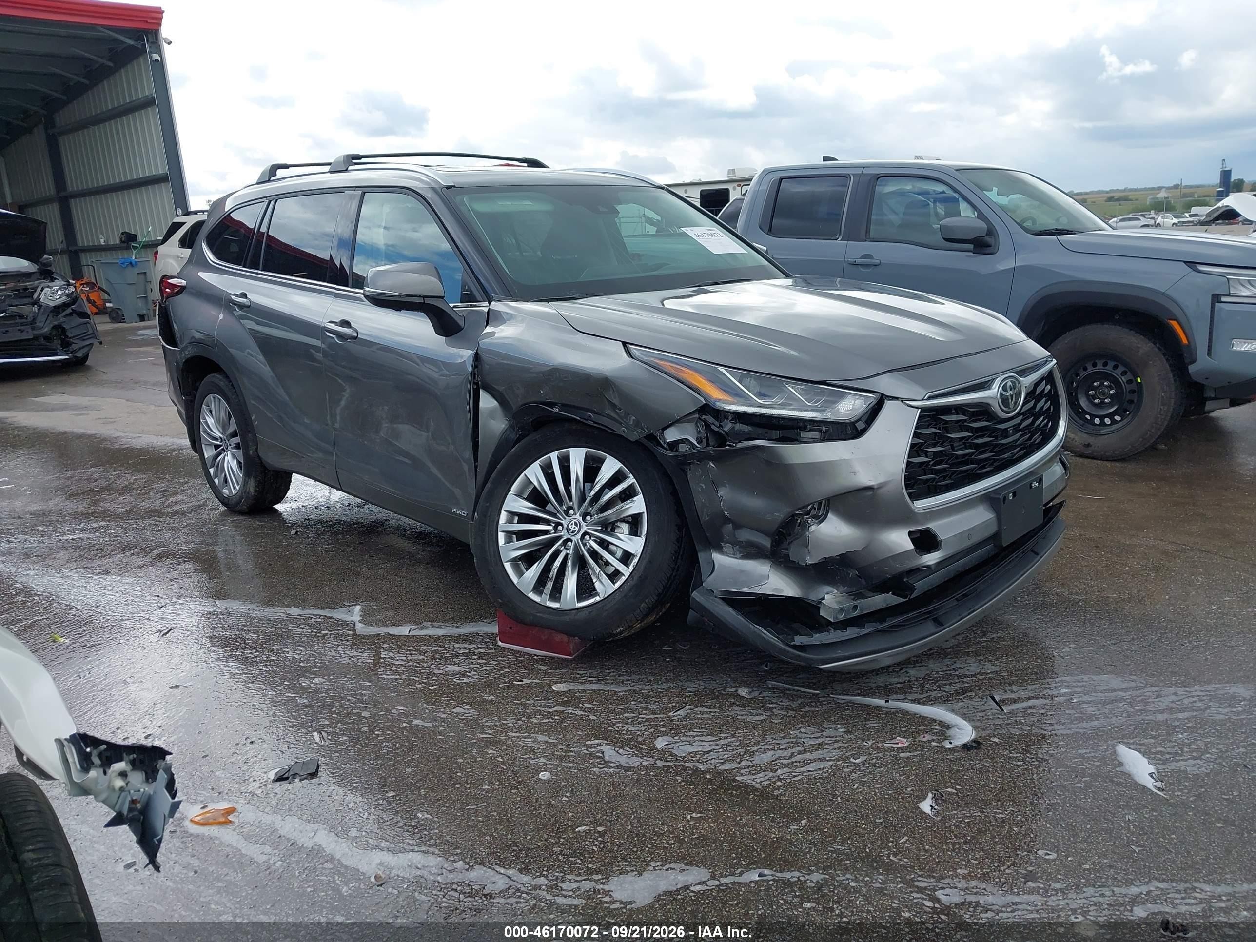 2026 Toyota Highlander Hybrid VIN 5TDEBRCH2TS711884 — IAAI salvage auction photo