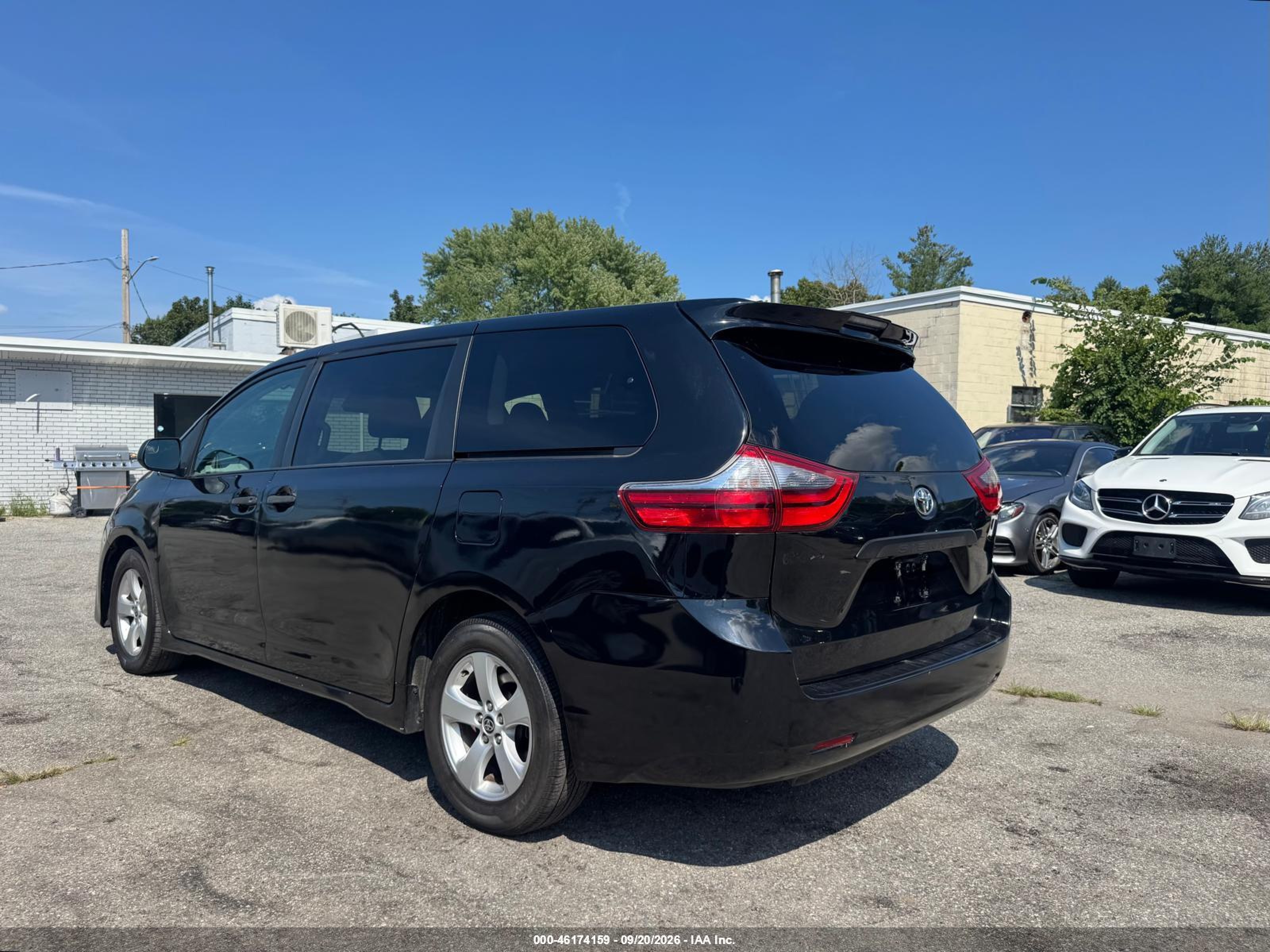 2020 Toyota Sienna VIN 5TDZZ3DCXLS083327 IAAI salvage auction — Unknown, Clear (Virginia), sold $8,500 on 2026-10-19 (photo 3)