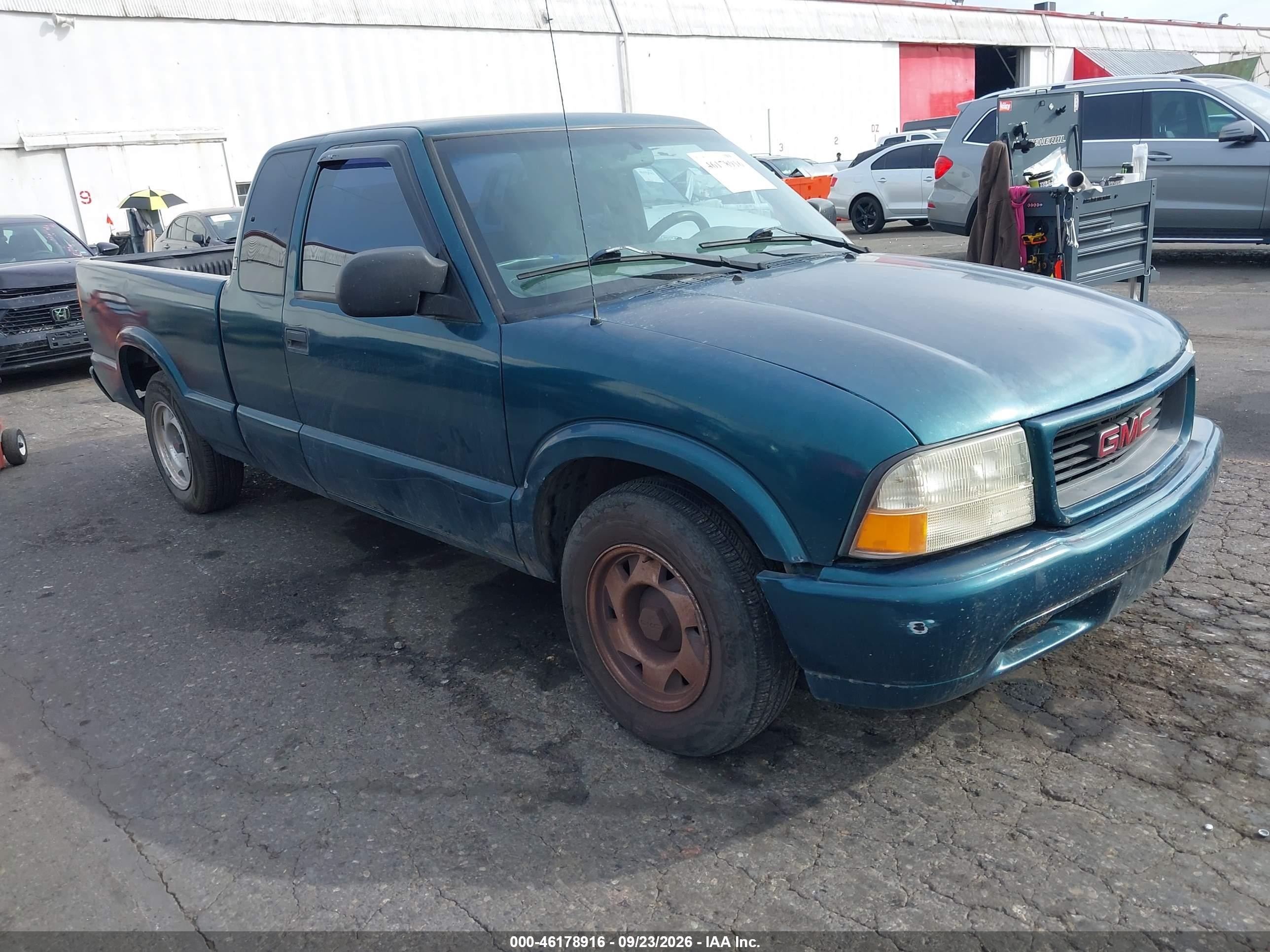 1998 GMC Sonoma VIN 1GTCS19X3W8538067 IAAI salvage auction — Normal Wear, Salvage (Oregon), sold $500 on 2026-10-02 (photo 1)