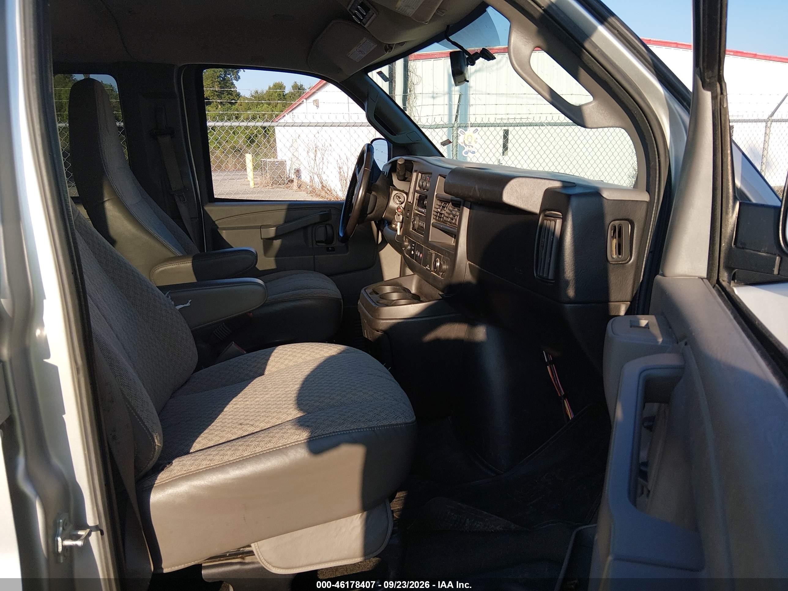 2017 Chevrolet Express 3500 VIN 1GAZGPFFXH1248231 IAAI salvage auction — Normal Wear, SF97 (Louisiana), sold $19,600 on 2026-10-09 (photo 5)
