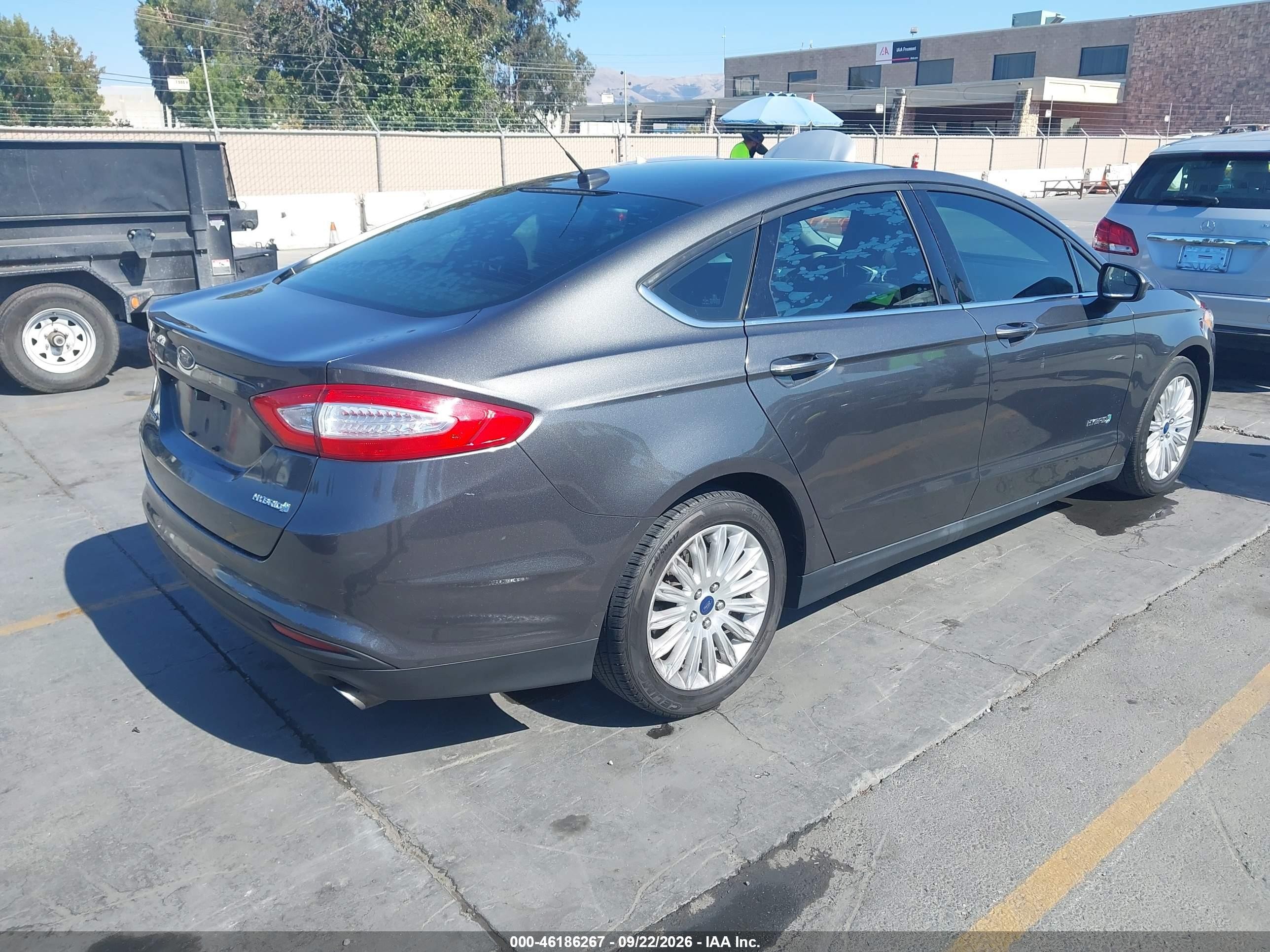 2016 Ford Fusion VIN 3FA6P0UU5GR234637 IAAI salvage auction — Normal Wear, Clear - Dealer Only (California), sold $1,800 on 2026-10-07 (photo 4)
