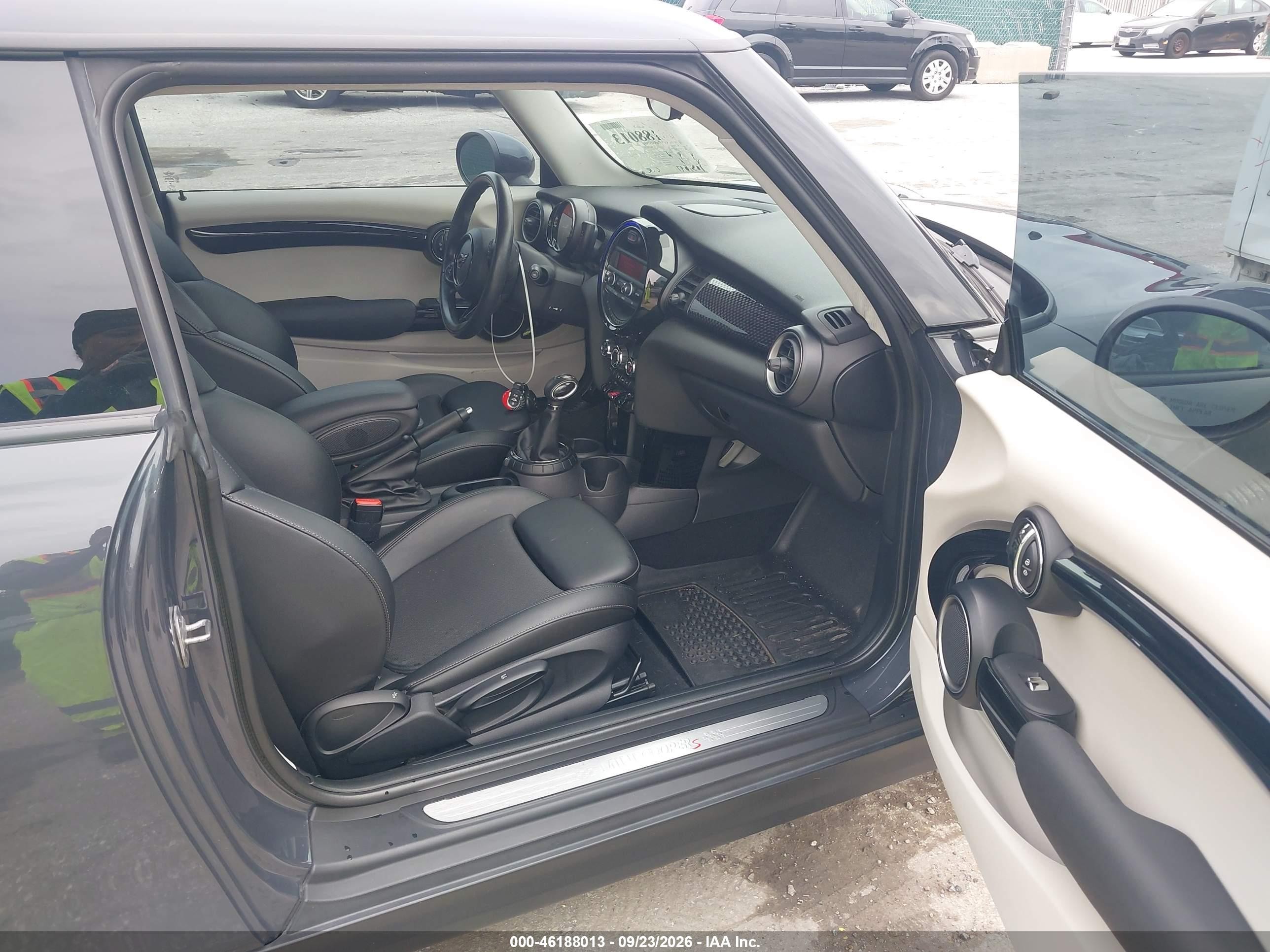 2014 Mini Hard top VIN WMWXM7C5XET986269 IAAI salvage auction — Unknown, Salvage - Greater Than 75% (Maryland), sold $1,250 on 2026-10-01 (photo 5)
