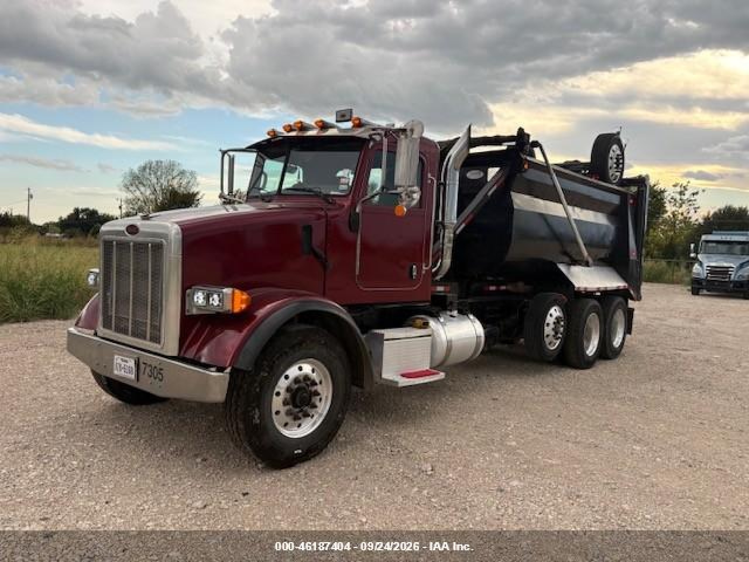 2007 Peterbilt 357 VIN 1NPALT0X37D669627 IAAI salvage auction — Normal Wear, Original (Texas), sold $60,000 on 2026-10-11 (photo 2)