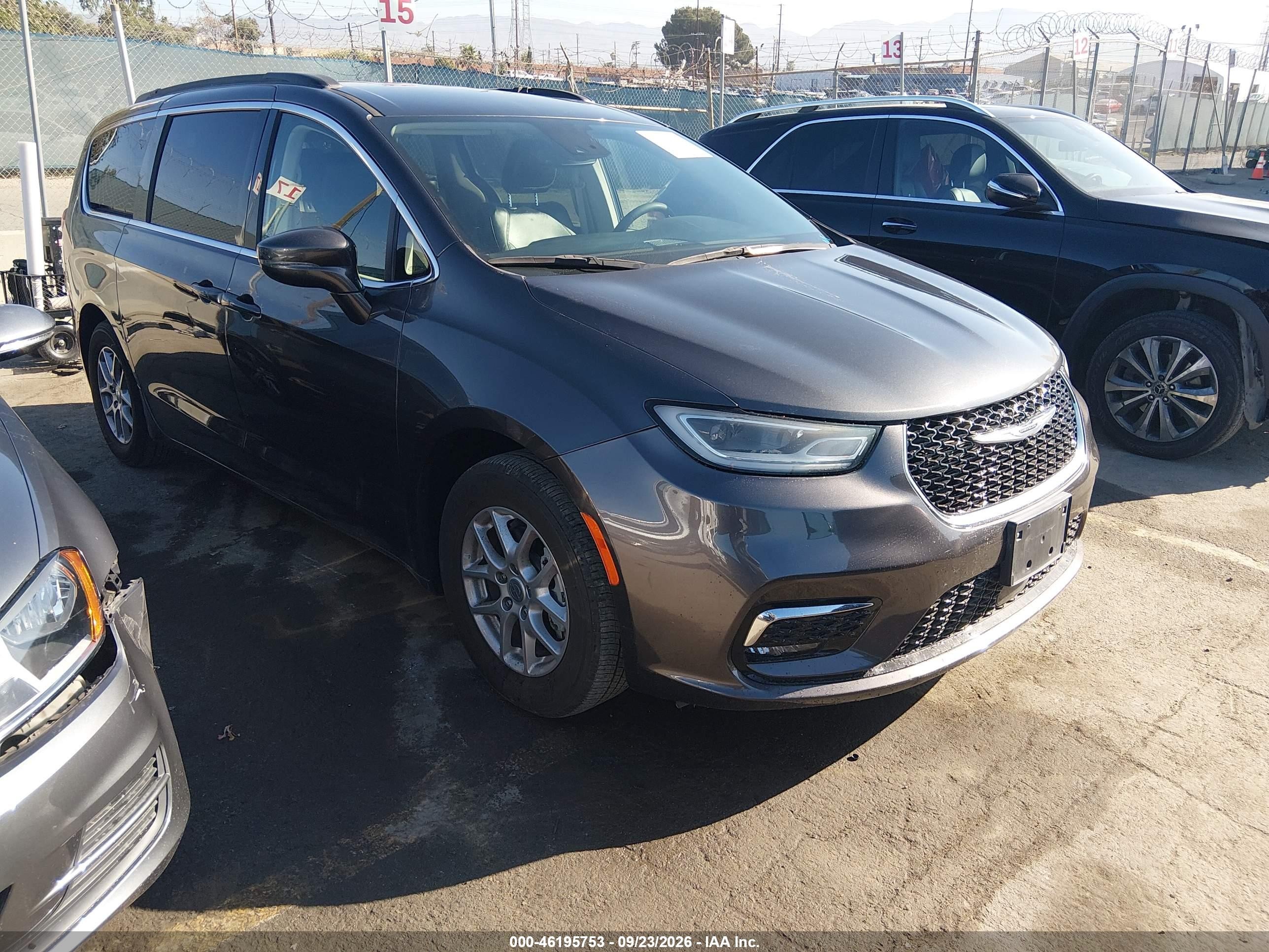 2022 Chrysler Pacifica VIN 2C4RC1BGXNR181586 — IAAI salvage auction photo