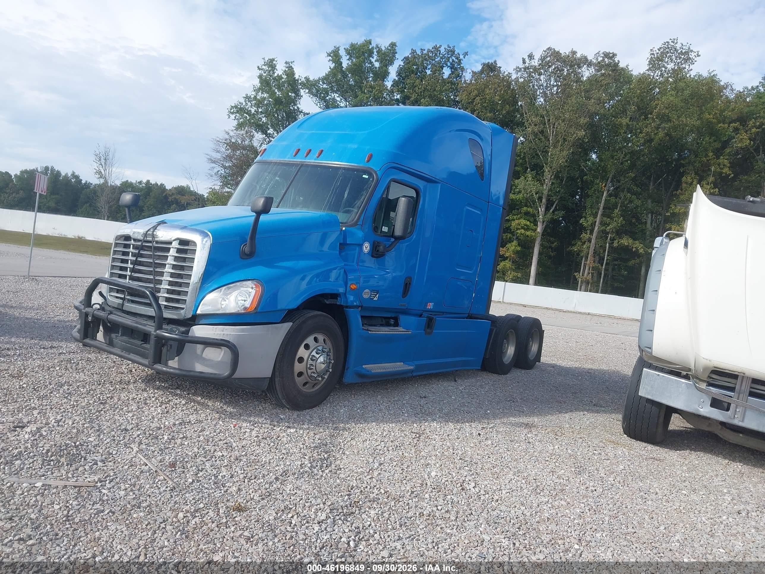 2017 Freightliner Cascadia 125 VIN 3AKJGLDR3HSHU0954 IAAI salvage auction — Repossession, Original (West Virginia), sold $10,000 on 2026-10-16 (photo 2)