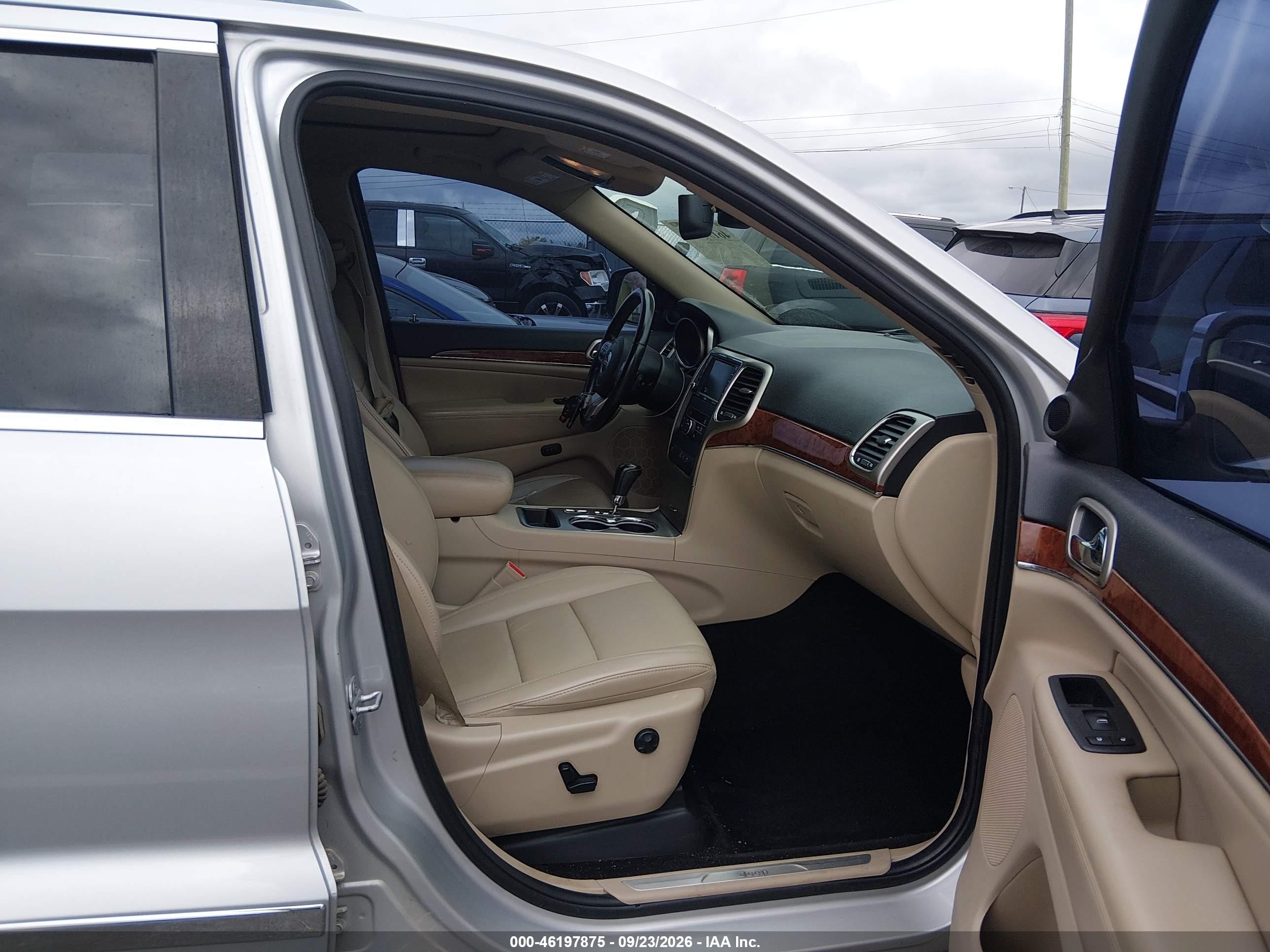 2011 Jeep Grand Cherokee VIN 1J4RS5GG3BC558471 IAAI salvage auction — Normal Wear, Clear (Tennessee), sold $1,650 on 2026-10-02 (photo 5)
