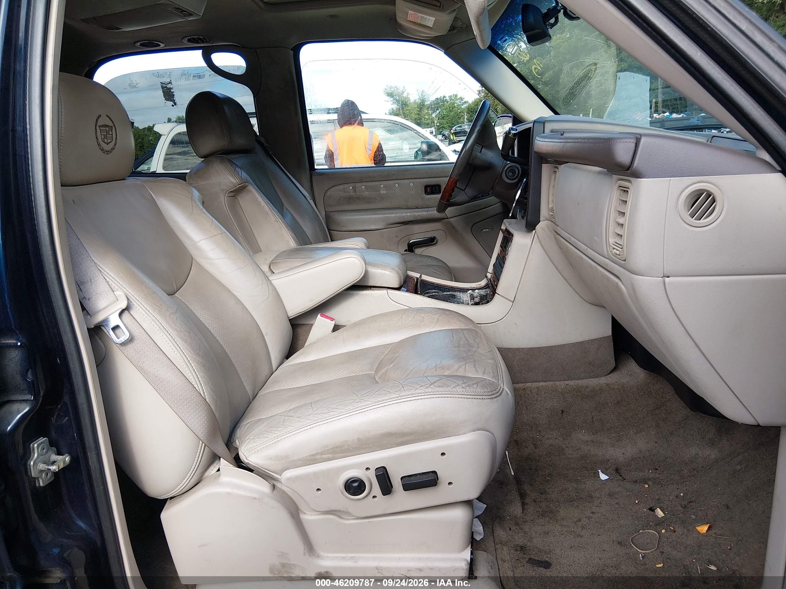 2004 Cadillac Escalade VIN 1GYEK63N44R225527 IAAI salvage auction — Normal Wear, Clear (Virginia), sold $775 on 2026-10-06 (photo 5)