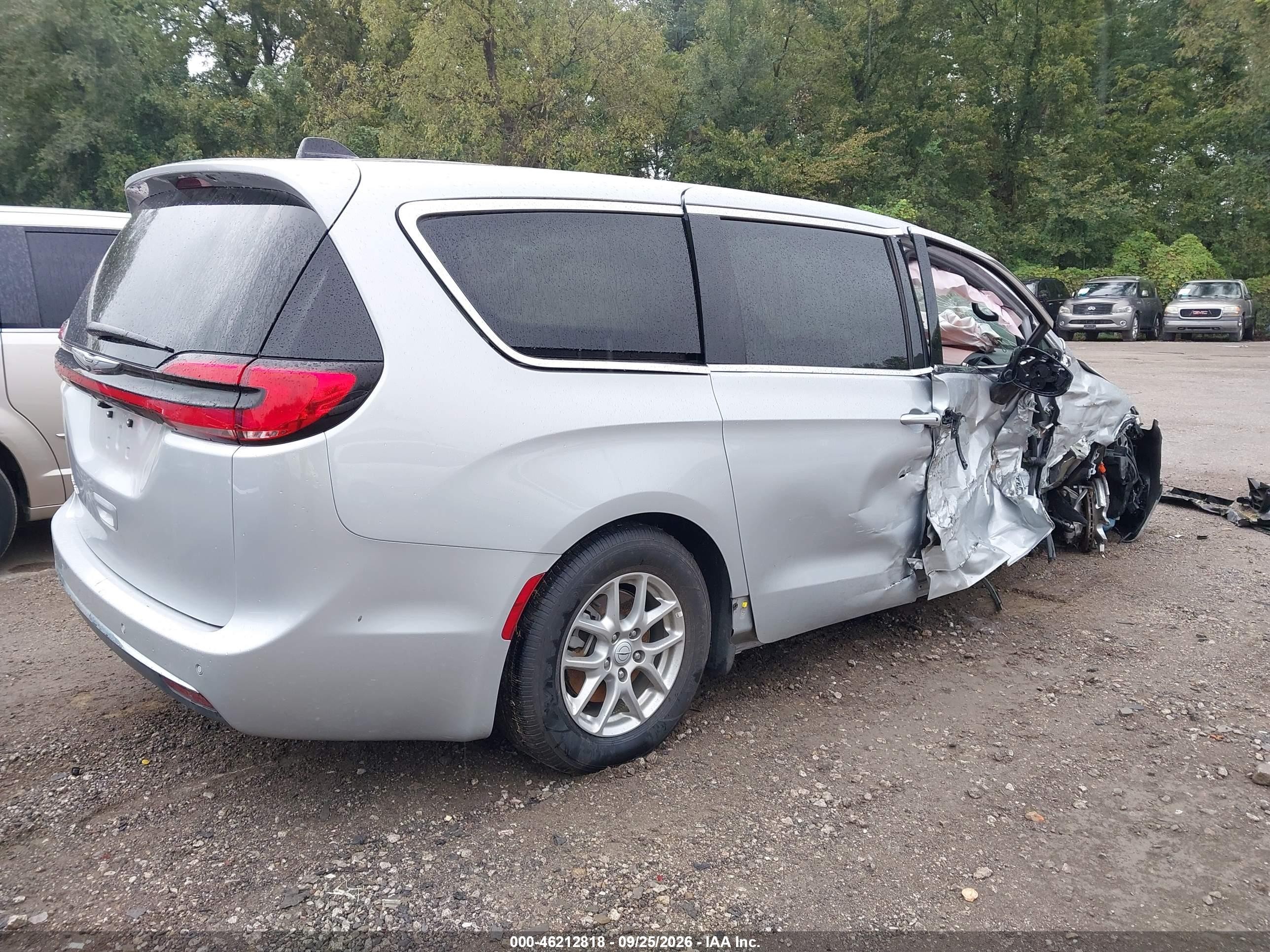 2026 Chrysler Pacifica VIN 2C4RC1BG8TR185889 IAAI salvage auction — Side, ENTERPRISE VEHICLES CERT OF DESTRUCTION (Florida), sold $5,600 on 2026-09-26 (photo 4)