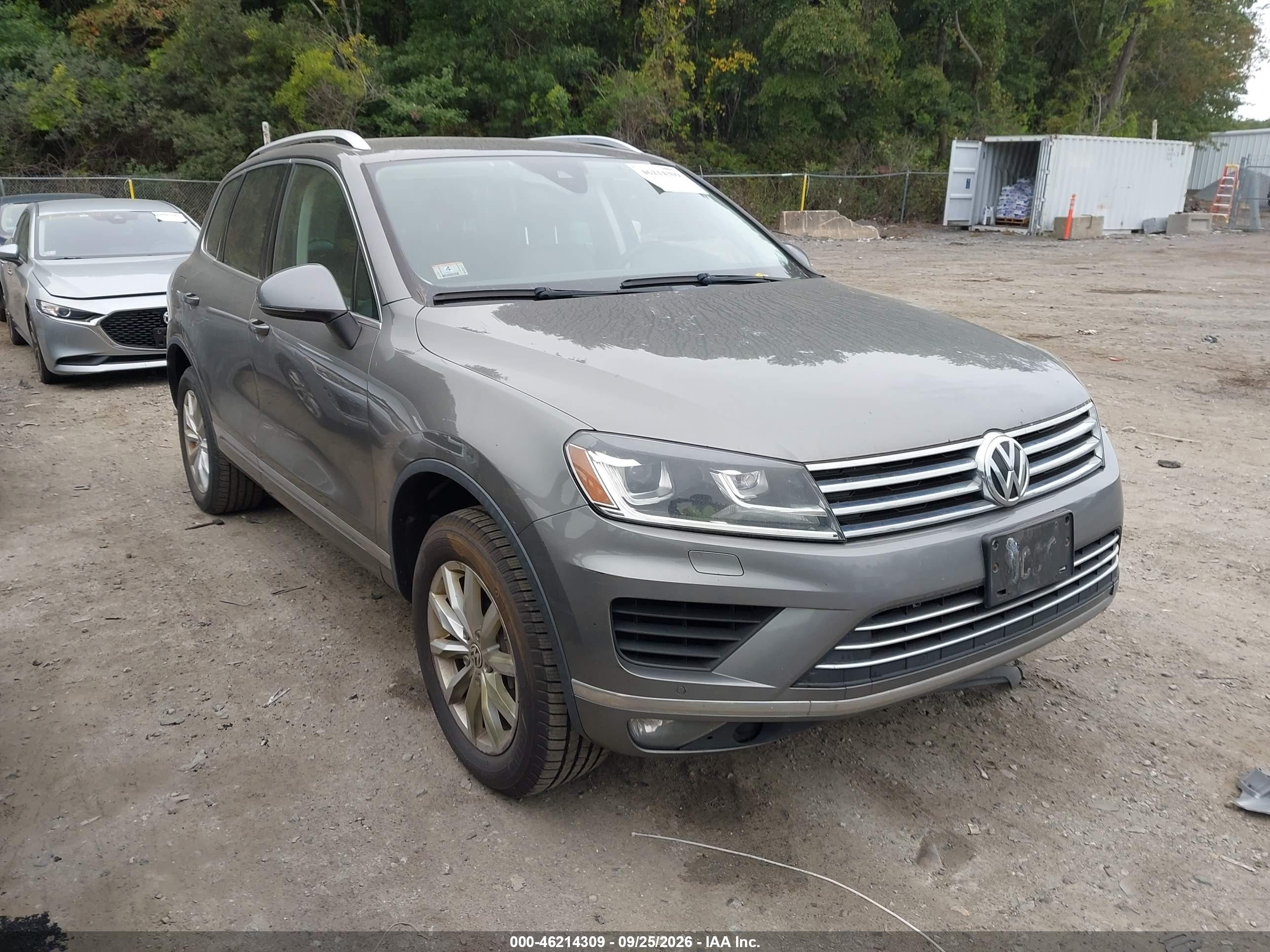 2016 Volkswagen Touareg VIN WVGEF9BP2GD010160 IAAI salvage auction — Normal Wear, Clear (Massachusetts), sold $1,550 on 2026-10-05 (photo 1)