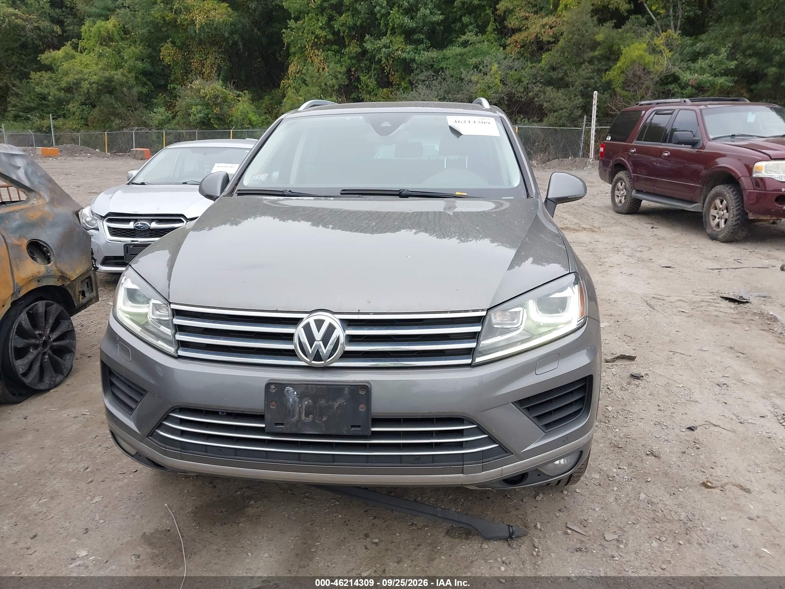 2016 Volkswagen Touareg VIN WVGEF9BP2GD010160 IAAI salvage auction — Normal Wear, Clear (Massachusetts), sold $1,550 on 2026-10-05 (photo 6)