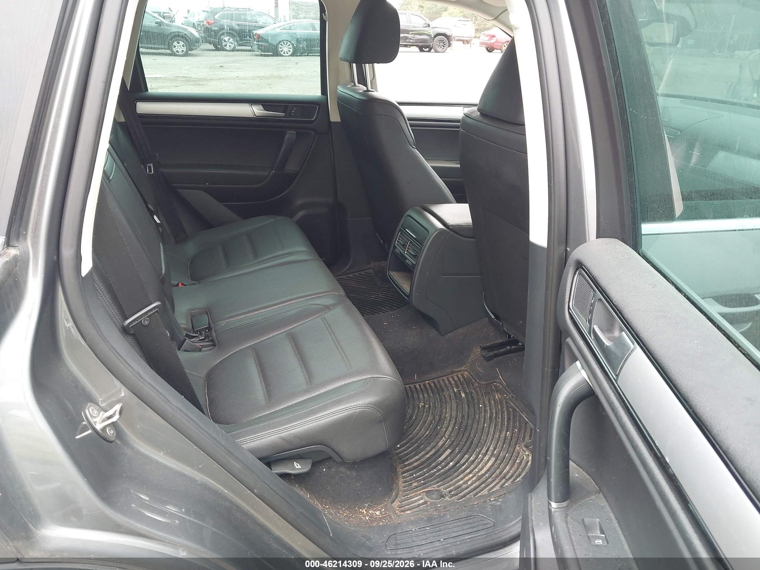 2016 Volkswagen Touareg VIN WVGEF9BP2GD010160 IAAI salvage auction — Normal Wear, Clear (Massachusetts), sold $1,550 on 2026-10-05 (photo 8)