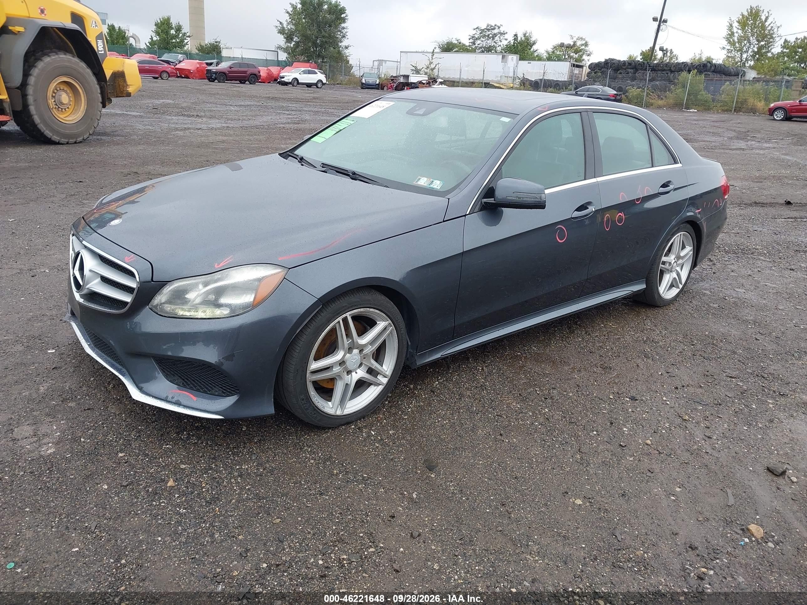 2014 Mercedes-benz E-klasse VIN WDDHF8JBXEA865842 IAAI salvage auction — Side, Salvage (Pennsylvania), sold $2,450 on 2026-10-11 (photo 2)