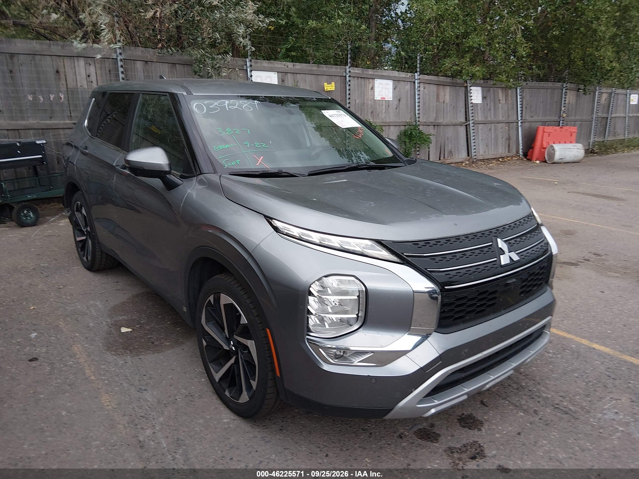 2024 Mitsubishi Outlander VIN JA4J3VA81RZ039289 — IAAI salvage auction photo
