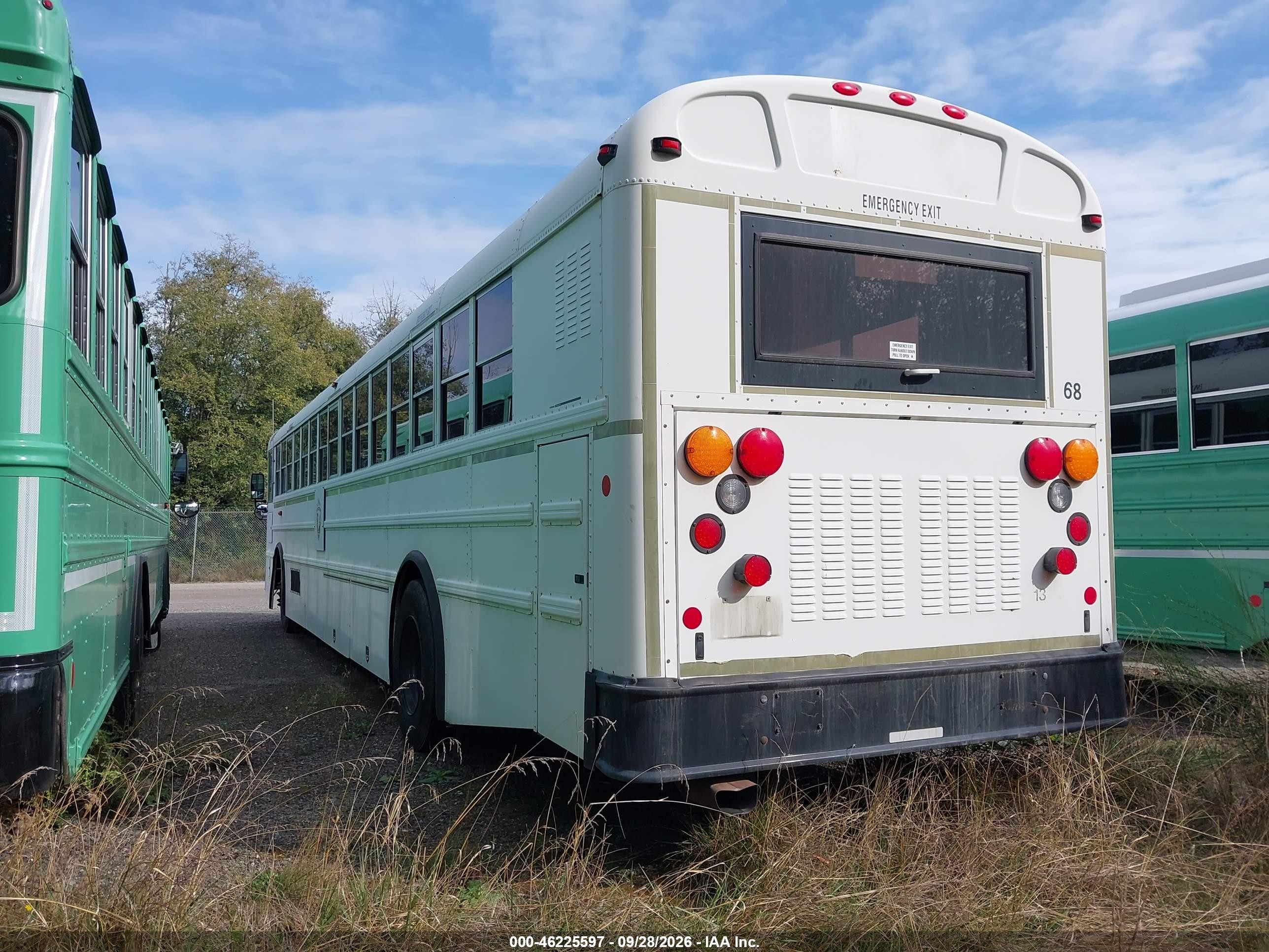 2015 Ic Corporation 3000 VIN 4DRBXAAN8FB596410 IAAI salvage auction — Normal Wear, Sf97 (Washington), sold $3,400 on 2026-10-08 (photo 3)