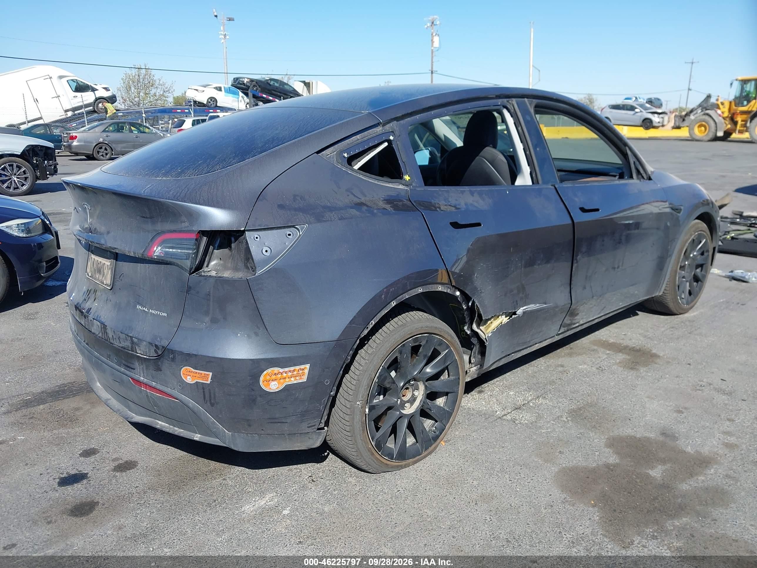 2020 Tesla Model y VIN 5YJYGDEE0LF051305 IAAI salvage auction — Side, Salvage (California), sold $10,800 on 2026-10-03 (photo 4)