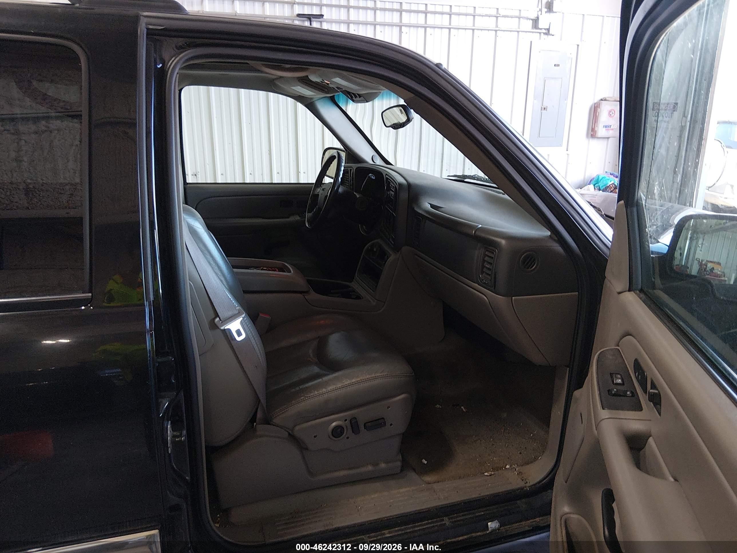 2004 Gmc Yukon xl VIN 3GKFK16Z34G328731 IAAI salvage auction — Rear End, Bill Of Sale (Alaska), sold $875 on 2026-10-02 (photo 5)