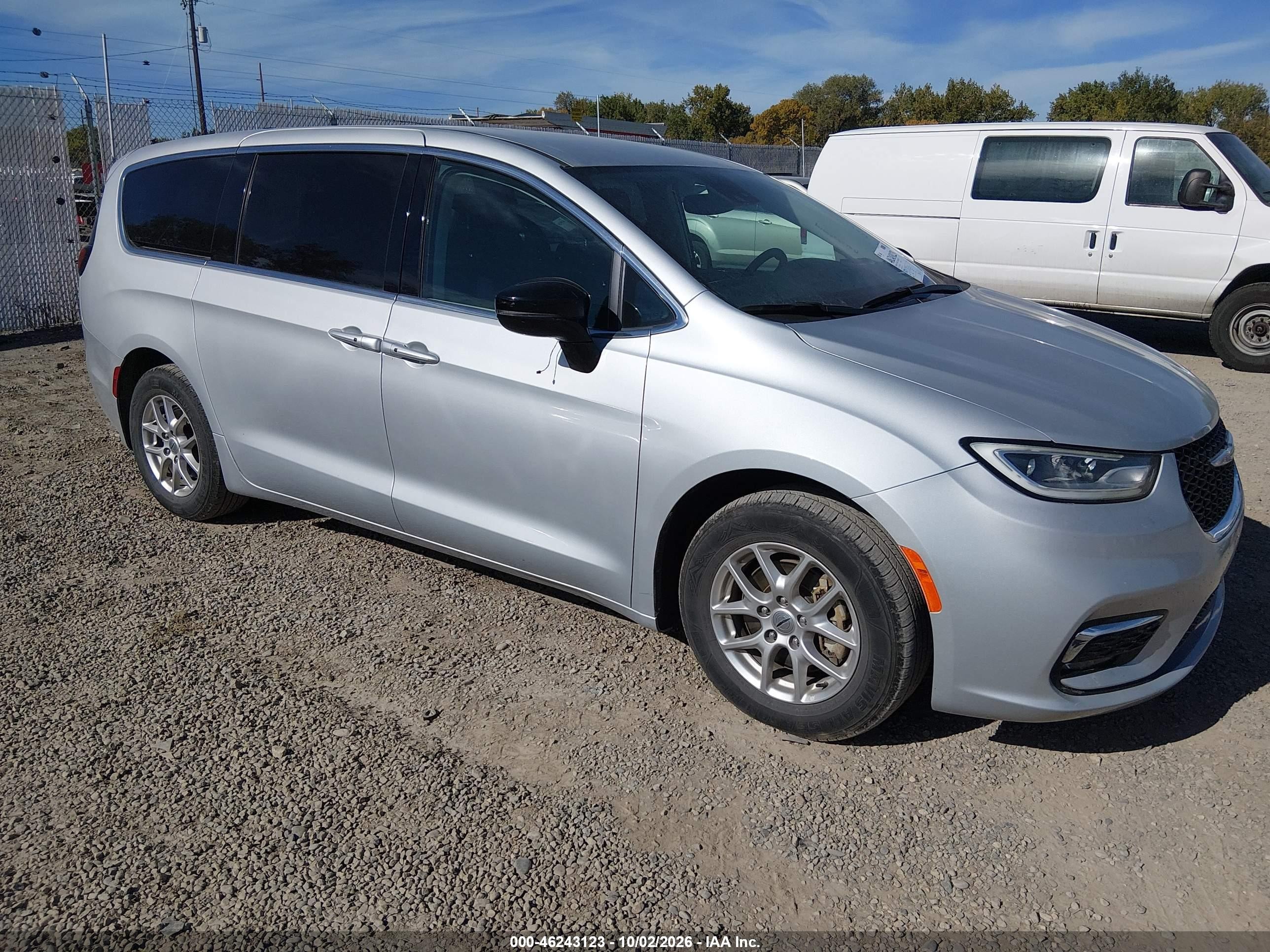 2024 Chrysler Pacifica VIN 2C4RC1BG8RR132747 IAAI salvage auction — Top/Roof, Enterprise Vehicles Clear Only (Missouri), sold $9,275 on 2026-10-08 (photo 1)
