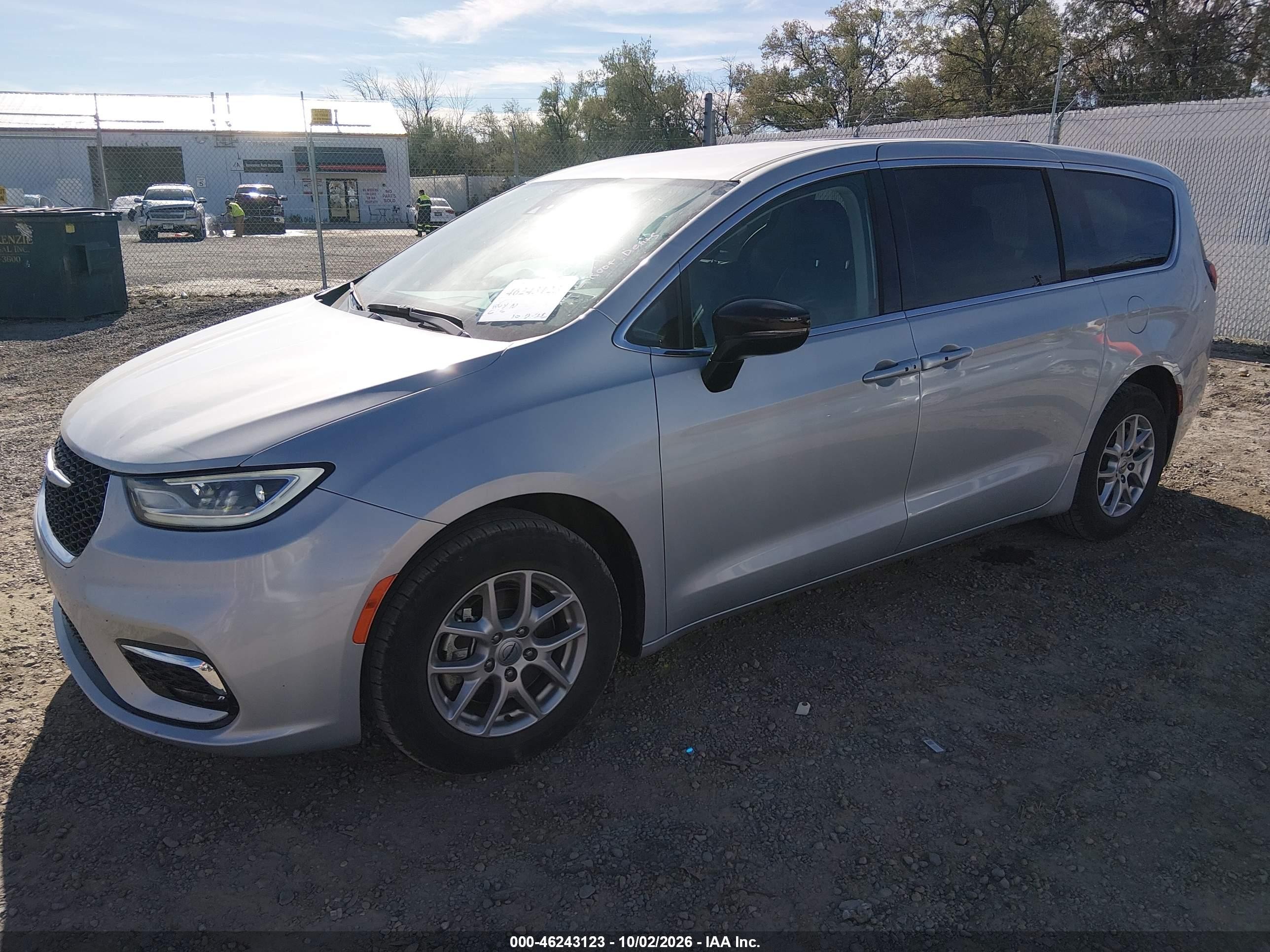 2024 Chrysler Pacifica VIN 2C4RC1BG8RR132747 IAAI salvage auction — Top/Roof, Enterprise Vehicles Clear Only (Missouri), sold $9,275 on 2026-10-08 (photo 2)