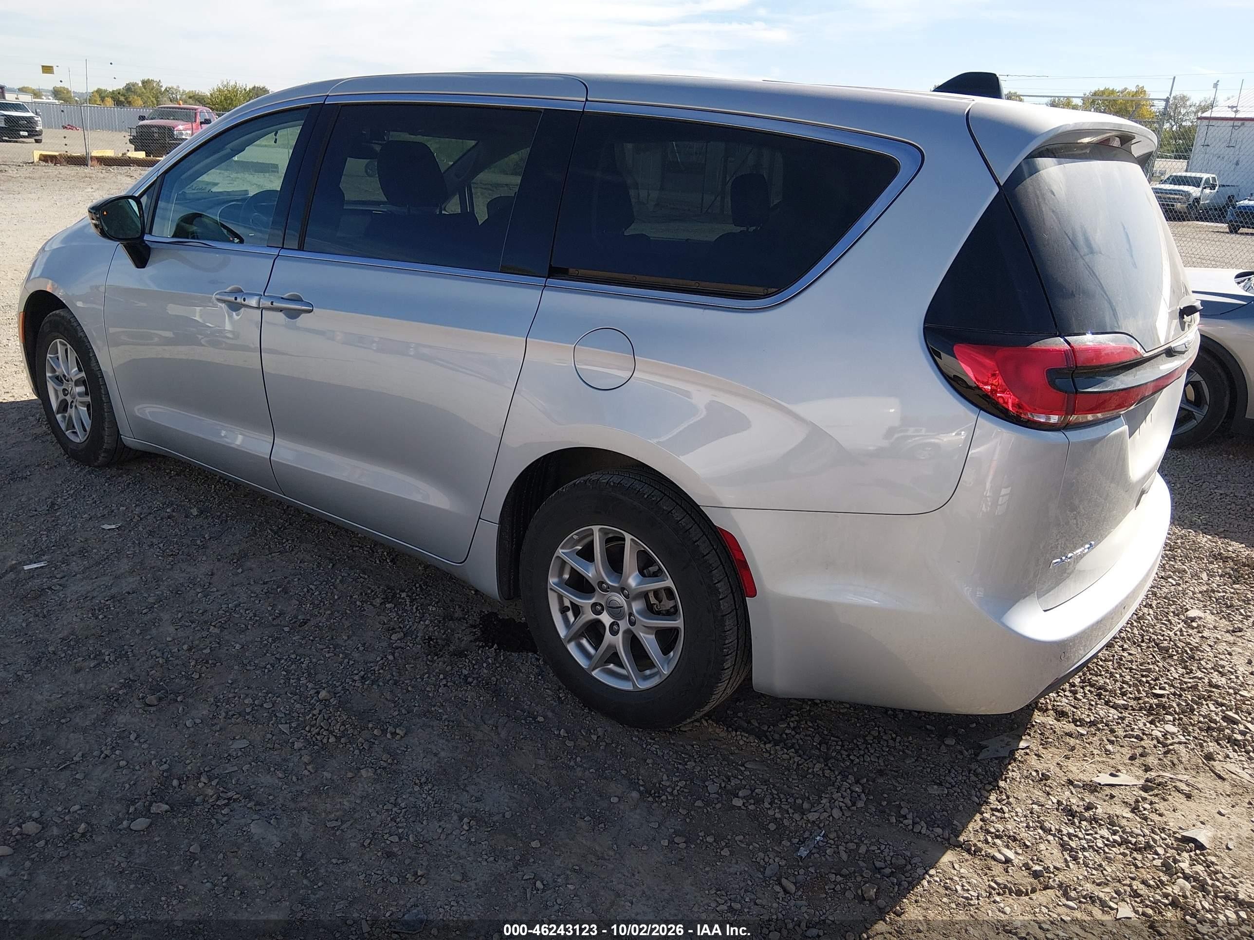 2024 Chrysler Pacifica VIN 2C4RC1BG8RR132747 IAAI salvage auction — Top/Roof, Enterprise Vehicles Clear Only (Missouri), sold $9,275 on 2026-10-08 (photo 3)