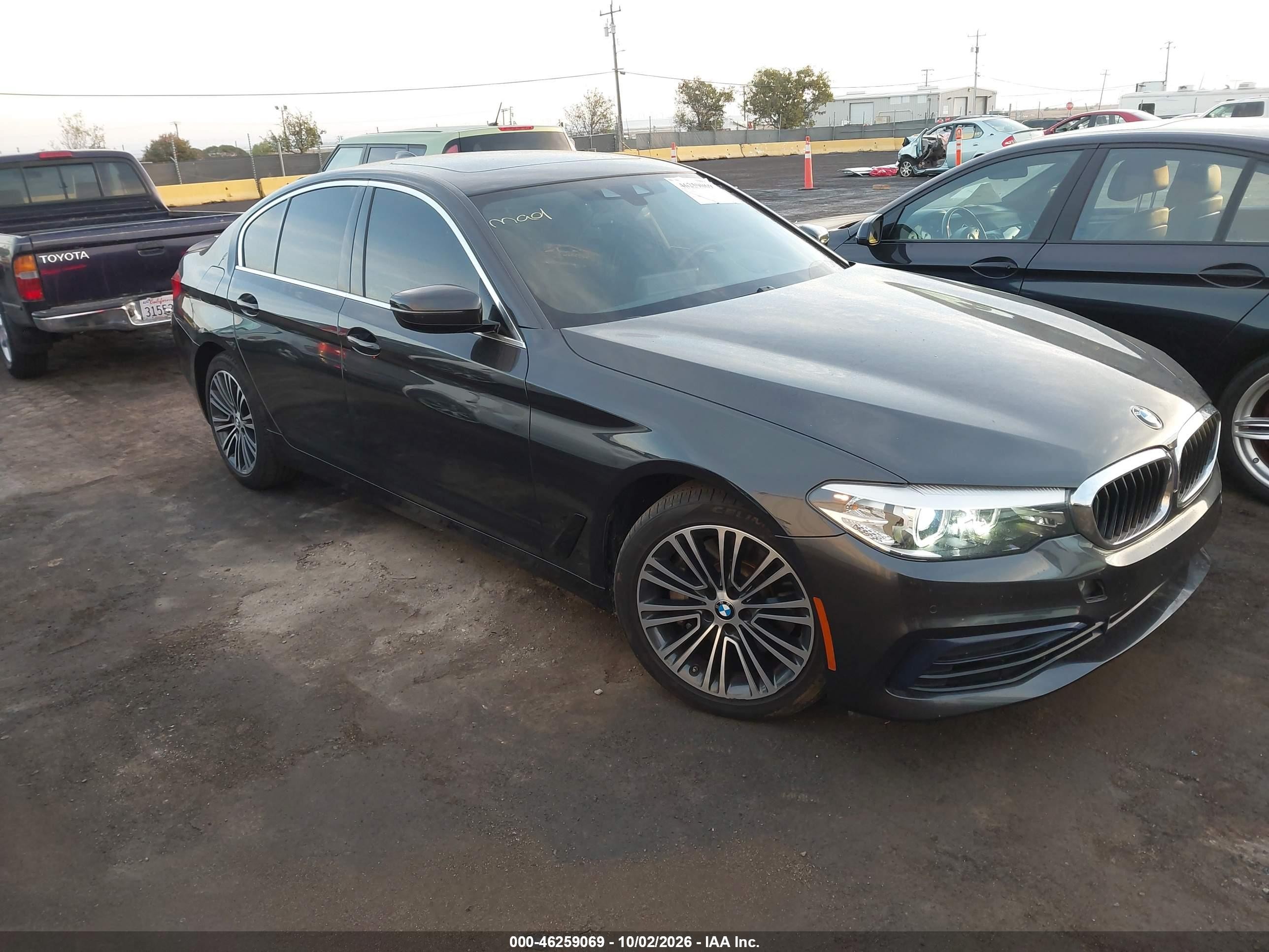2019 BMW 5 Series VIN WBAJE7C57KWW41343 — IAAI salvage auction photo