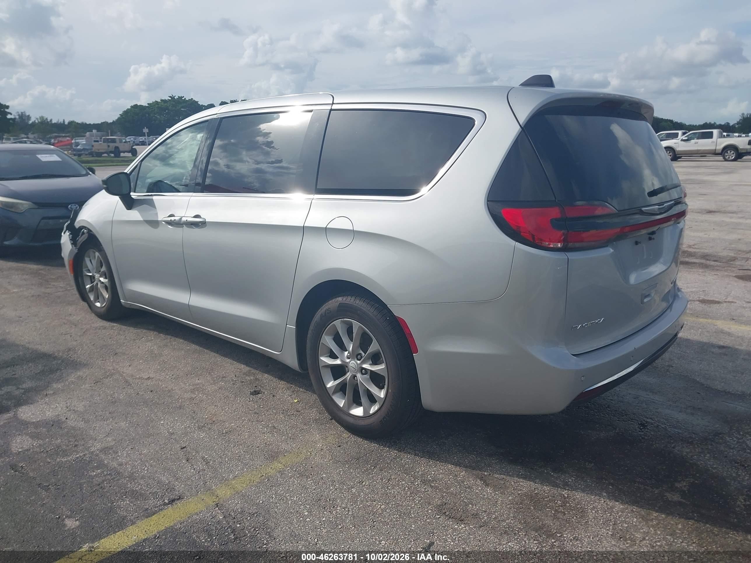 2026 Chrysler Pacifica VIN 2C4RC1GG5TR195997 IAAI salvage auction — Unknown, Enterprise Vehicles Clear Only (Pennsylvania), sold $15,700 on 2026-10-08 (photo 3)