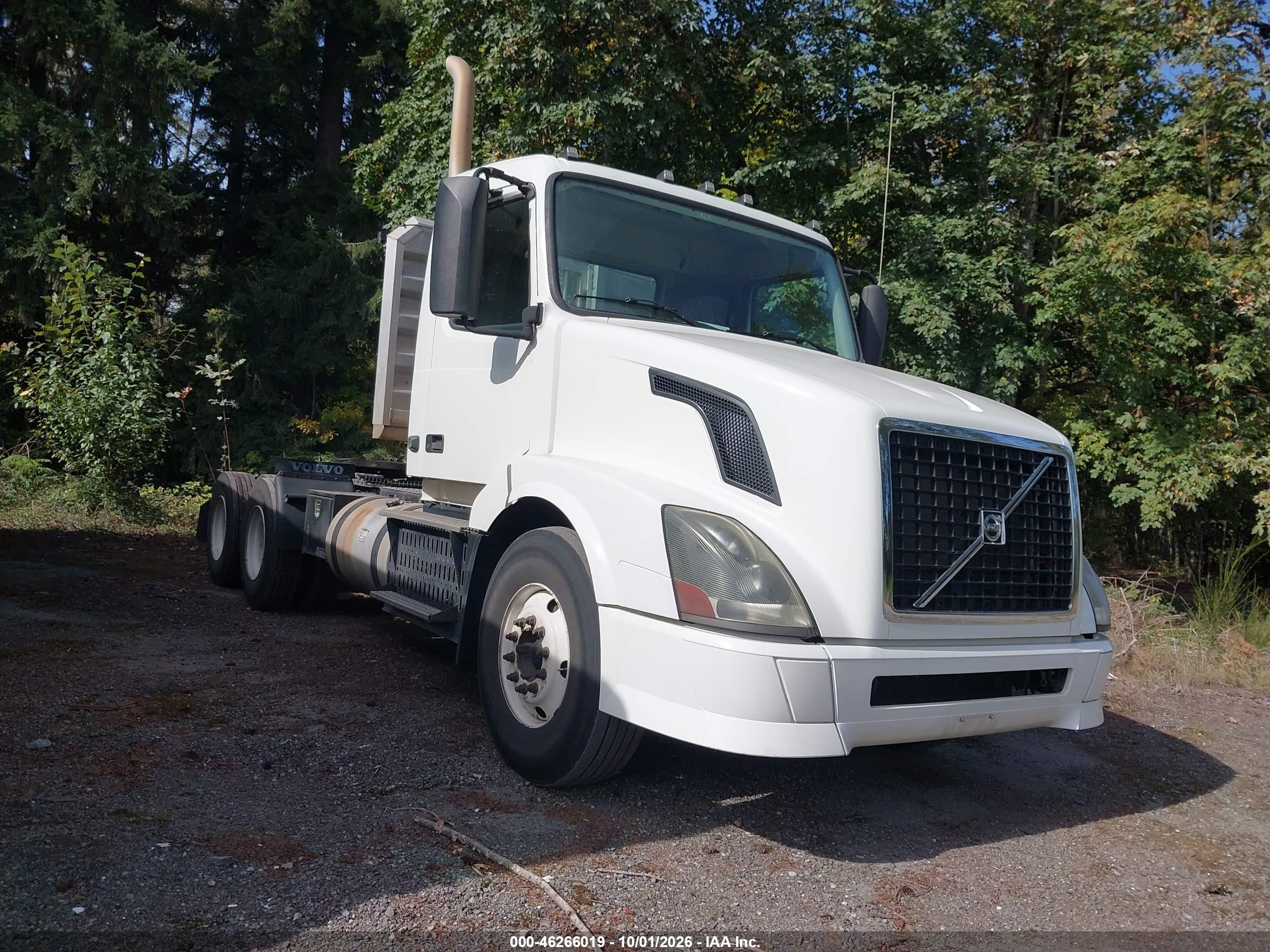 2013 Volvo VN VIN 4V4NC9TK0DN147074 — IAAI salvage auction photo