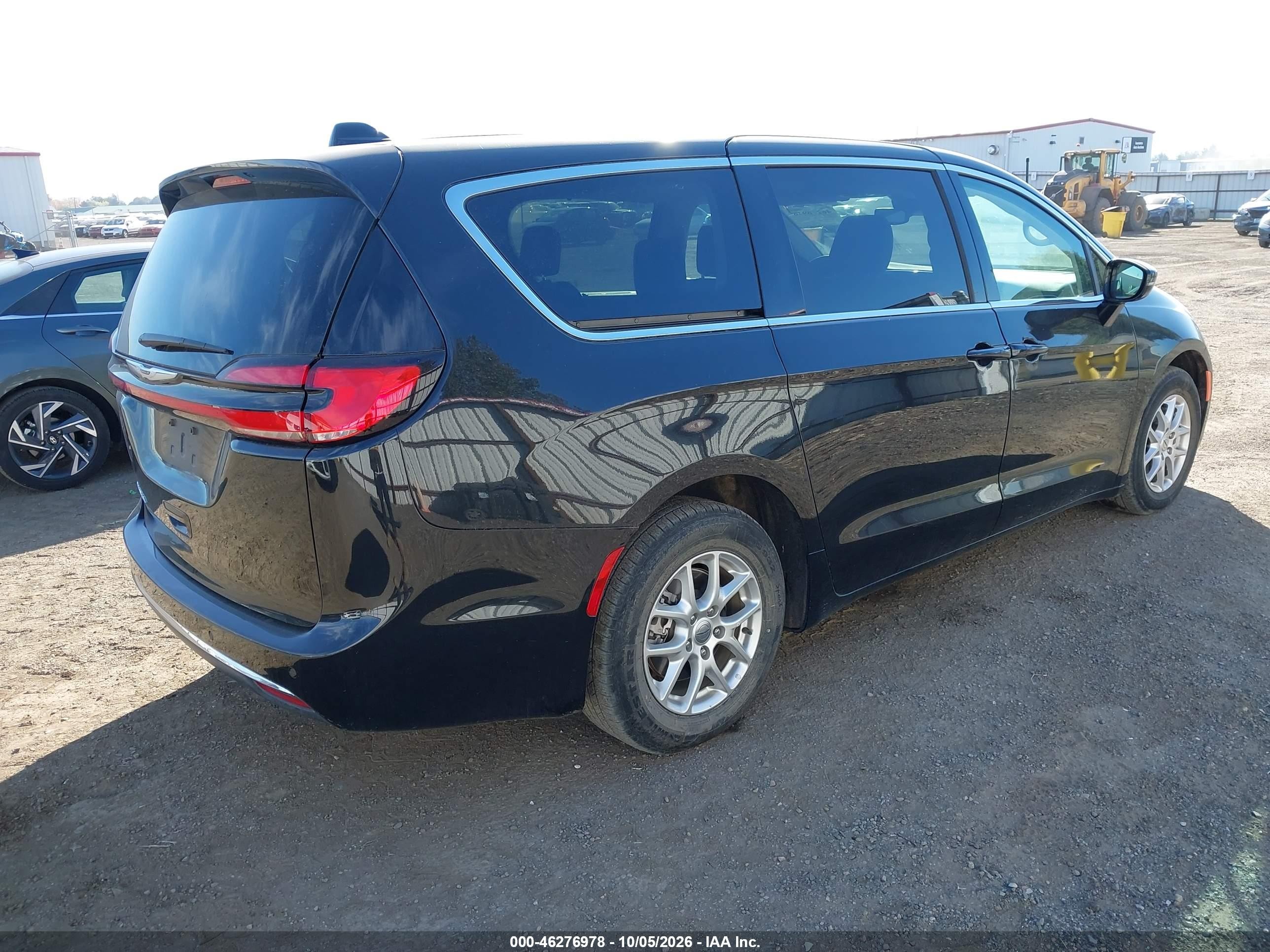 2024 Chrysler Pacifica VIN 2C4RC1BG7RR101750 IAAI salvage auction — Rear End, Enterprise Vehicles Clear Only (Florida), sold $11,000 on 2026-10-14 (photo 4)