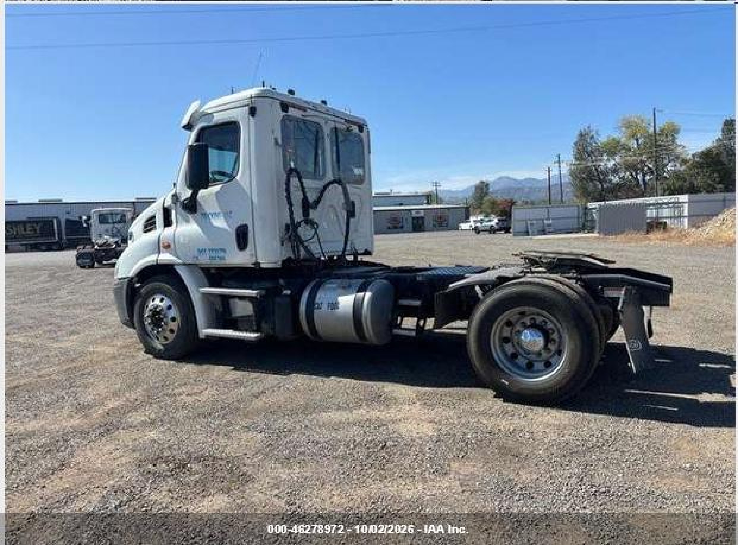 2016 Freightliner Cascadia 113 VIN 1FUBGAD43GLHM0430 IAAI salvage auction — Unknown, Original (West Virginia), sold $8,050 on 2026-10-07 (photo 3)