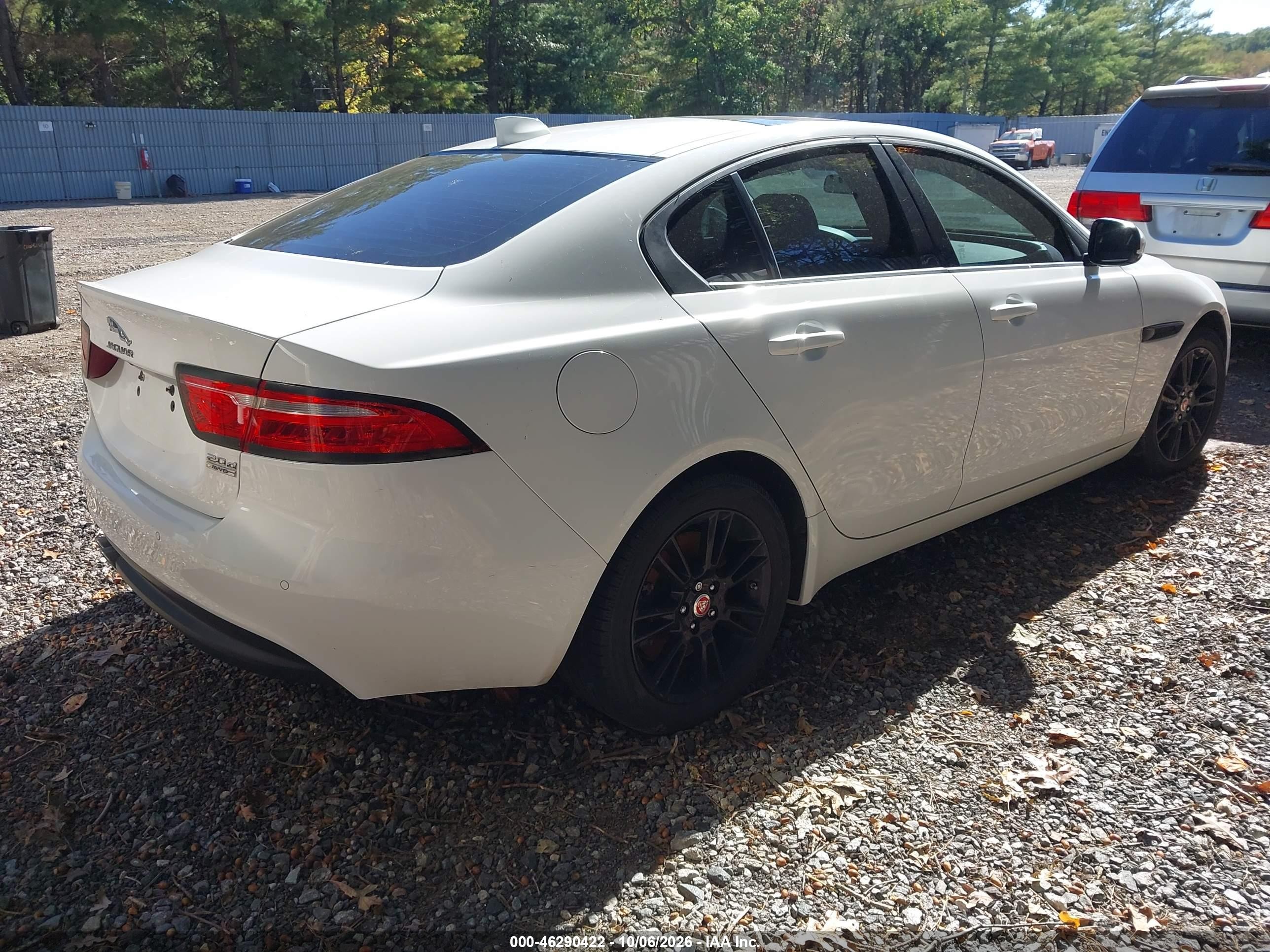 2018 Jaguar Xe VIN SAJAJ4FN4JCP23749 IAAI salvage auction — Normal Wear, Clear (New Jersey), sold $1,025 on 2026-10-16 (photo 4)