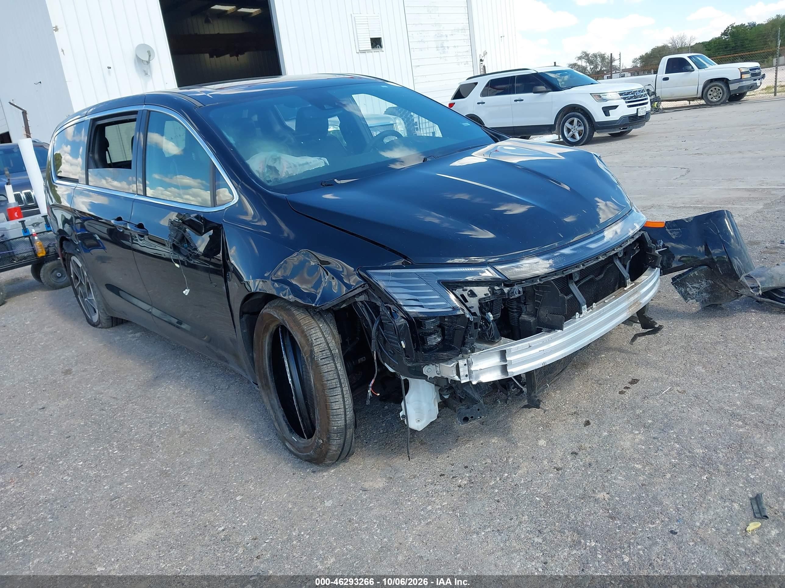 2027 Chrysler Pacifica VIN 2C4RC1GG3VR552693 IAAI salvage auction — Front End, Enterprise Vehicles Clear Only (Ohio), sold $11,600 on 2026-10-08 (photo 1)