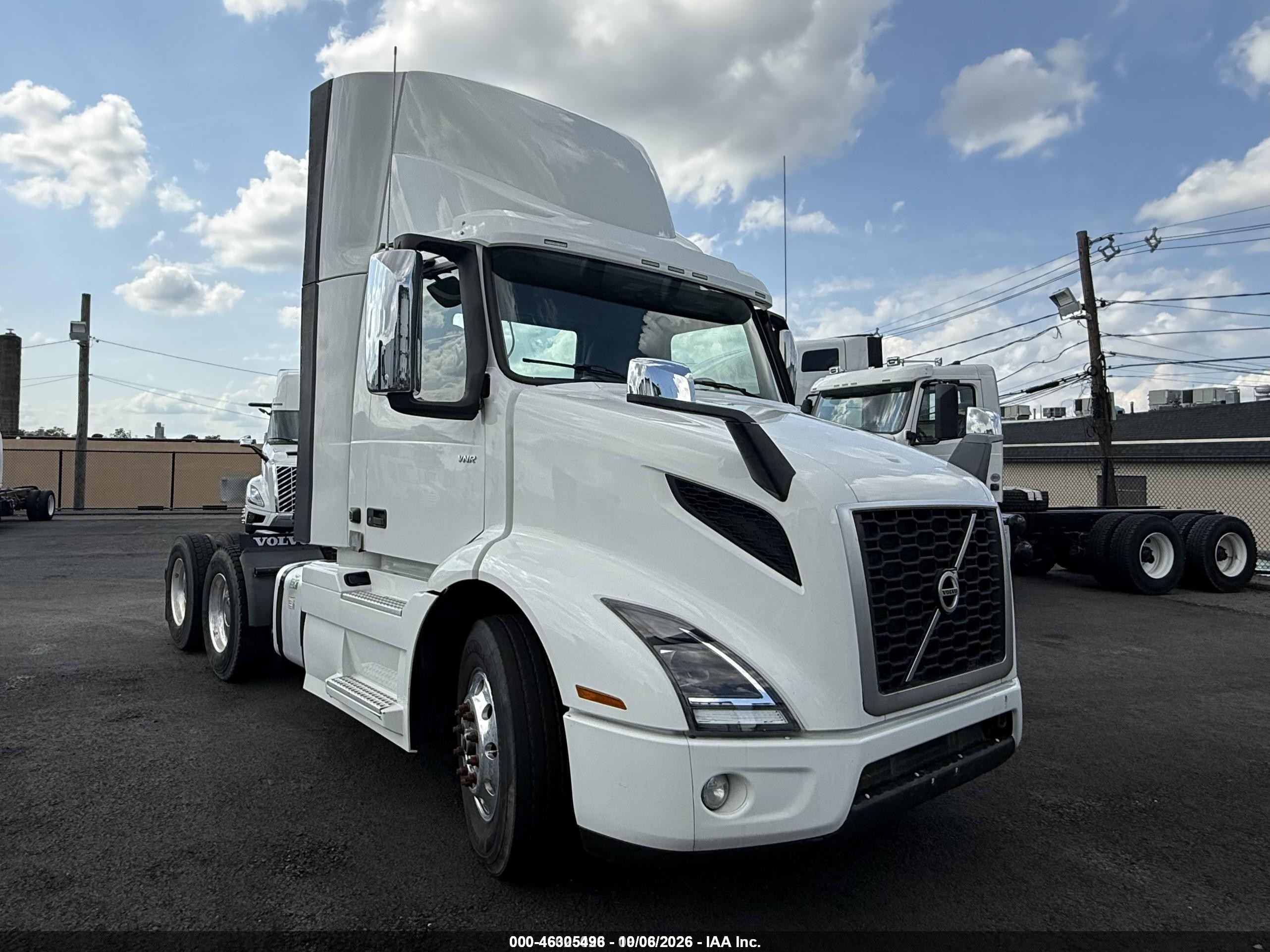 2019 Volvo Vnr64t VIN 4V4WC9EH8KN204320 IAAI salvage auction — Unknown, Clear (New Jersey), sold $9,300 on 2026-10-07 (photo 2)