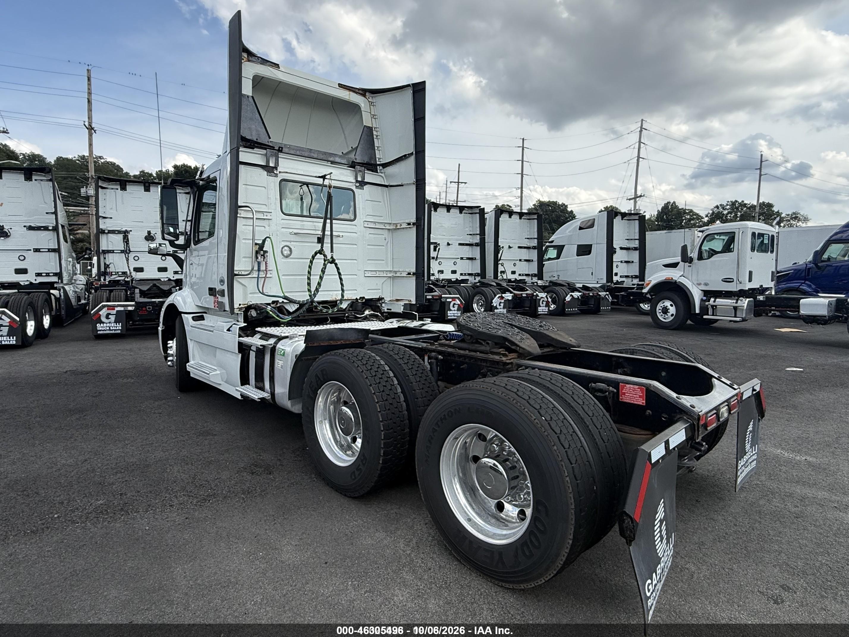 2019 Volvo Vnr64t VIN 4V4WC9EH8KN204320 IAAI salvage auction — Unknown, Clear (New Jersey), sold $9,300 on 2026-10-07 (photo 3)
