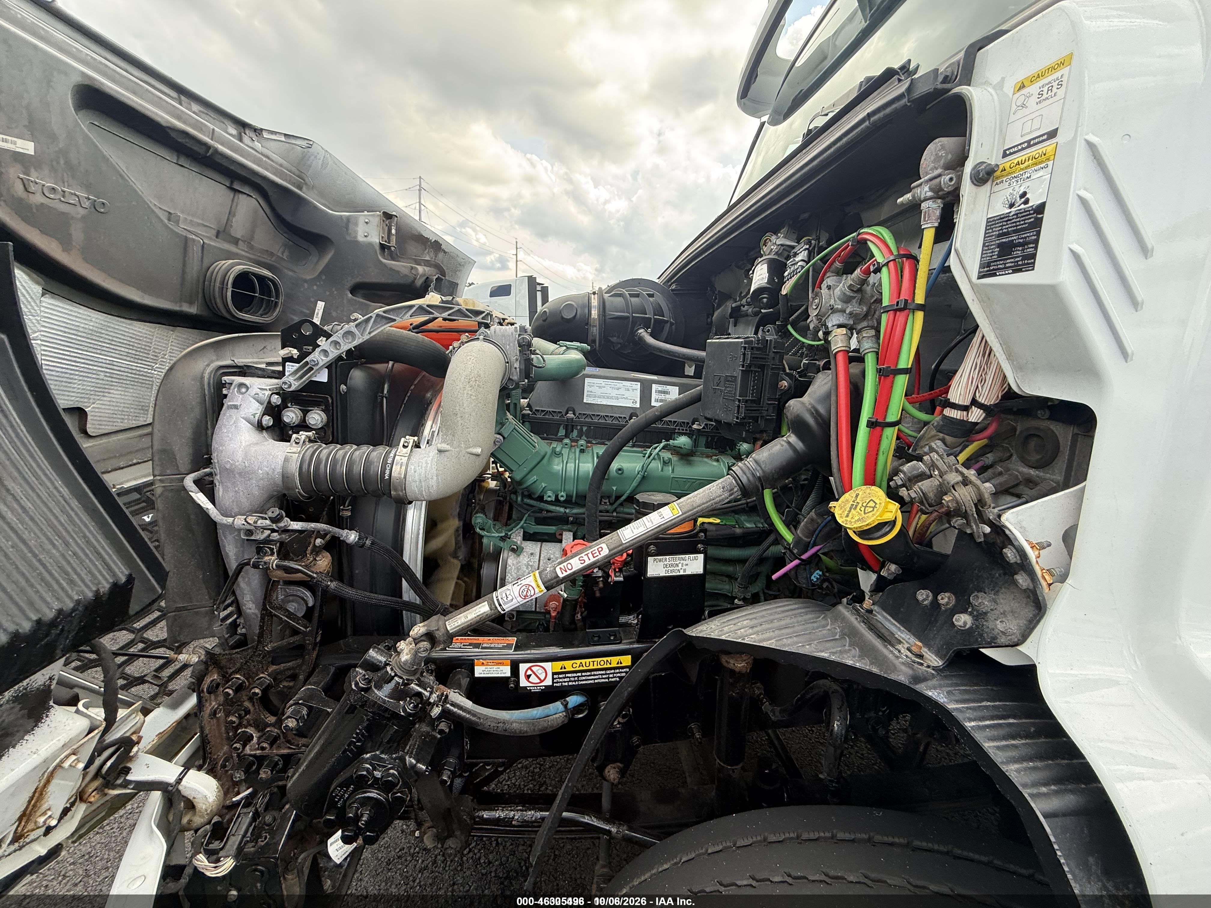 2019 Volvo Vnr64t VIN 4V4WC9EH8KN204320 IAAI salvage auction — Unknown, Clear (New Jersey), sold $9,300 on 2026-10-07 (photo 9)