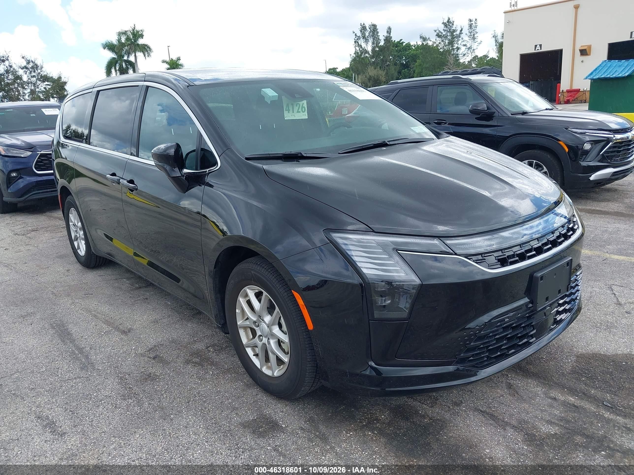 2027 Chrysler Pacifica VIN 2C4RC1BG0VR580717 — IAAI salvage auction photo