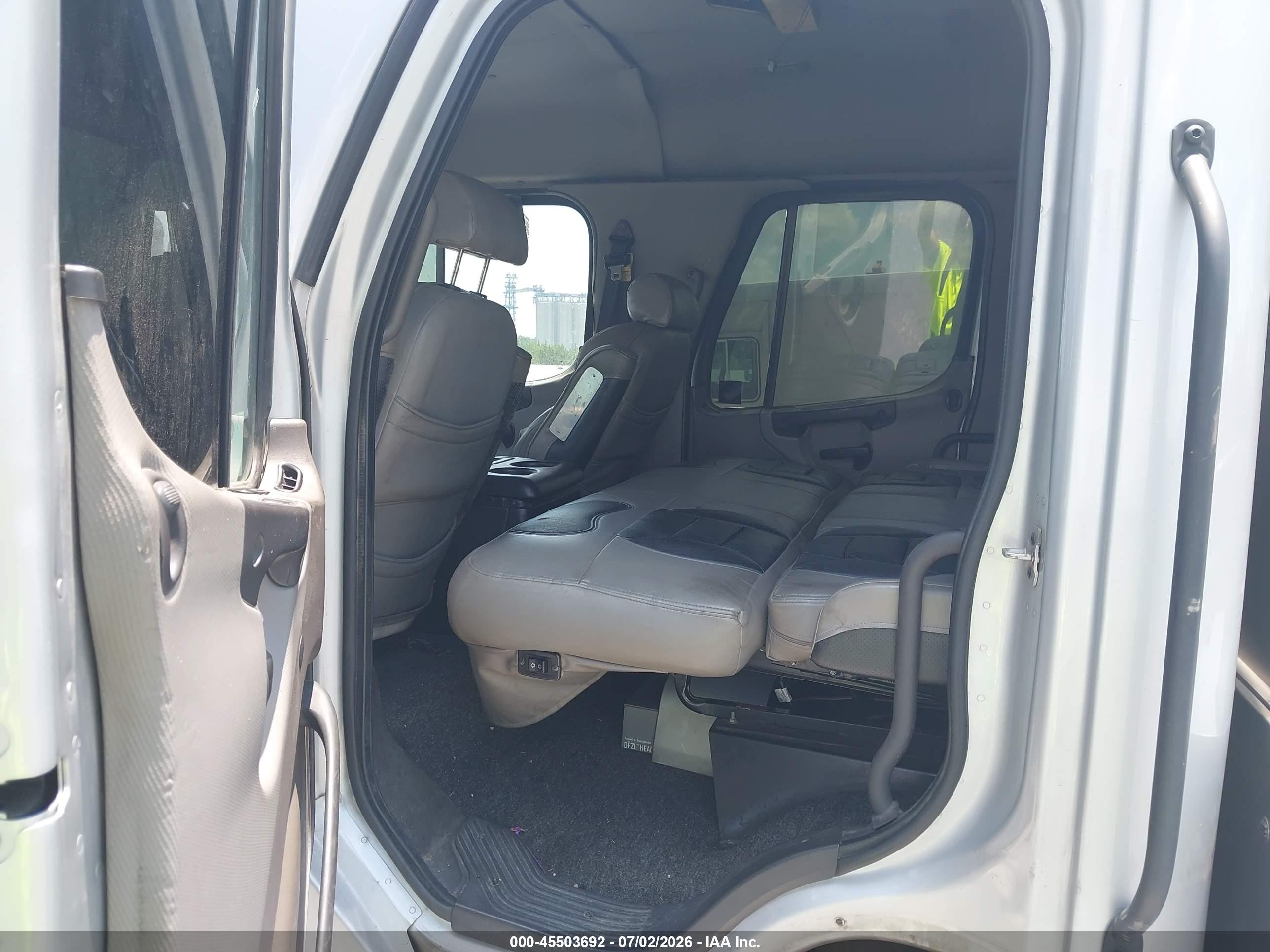 2009 Freightliner M2 106 VIN 1FVACXBT39HAJ4864 IAAI salvage auction — All Over, Salvage (Georgia), sold $12,500 on 2026-10-10 (photo 7)