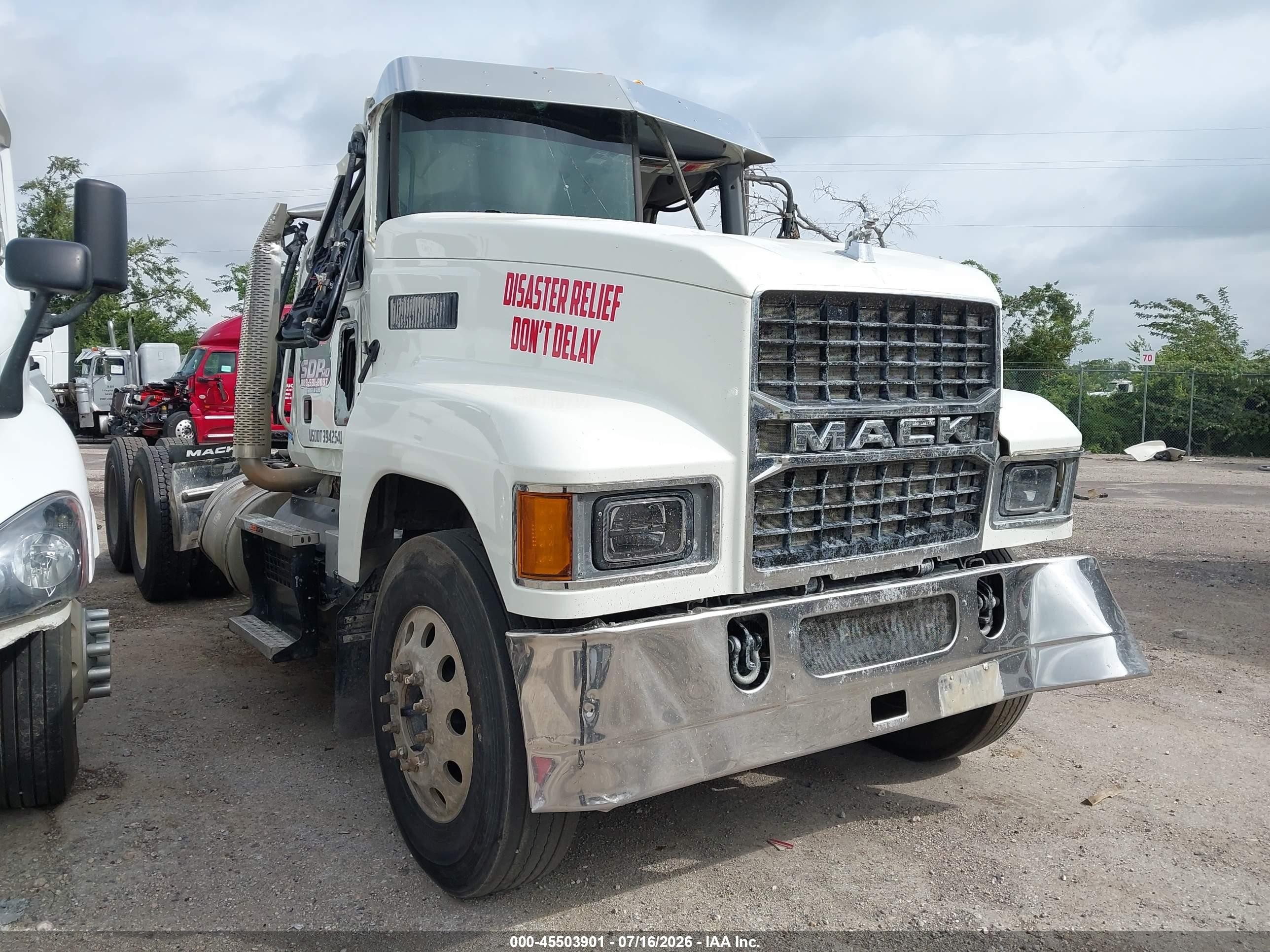 2025 Mack Pinnacle VIN 1M1PN4GY7SM017490 — IAAI salvage auction photo