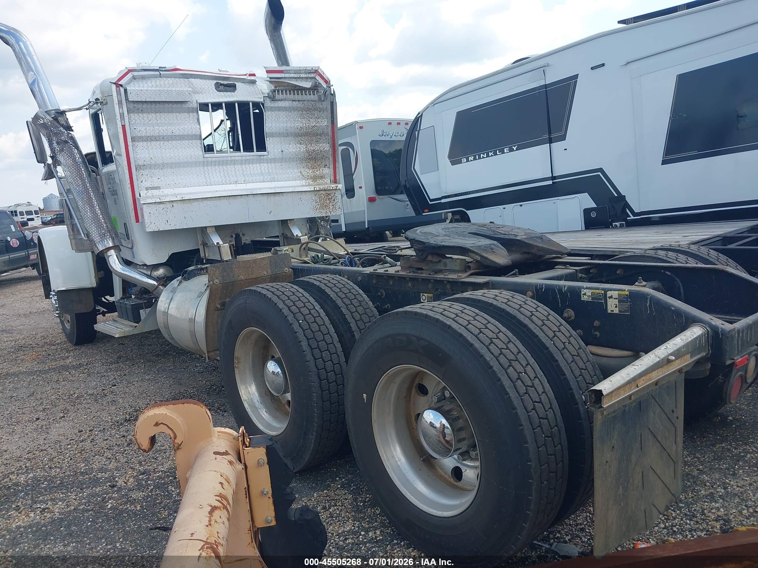 2018 Peterbilt 389 VIN 1XPXD49X1JD457614 IAAI salvage auction — Rollover, Salvage (Alabama), sold $13,500 on 2026-09-09 (photo 3)