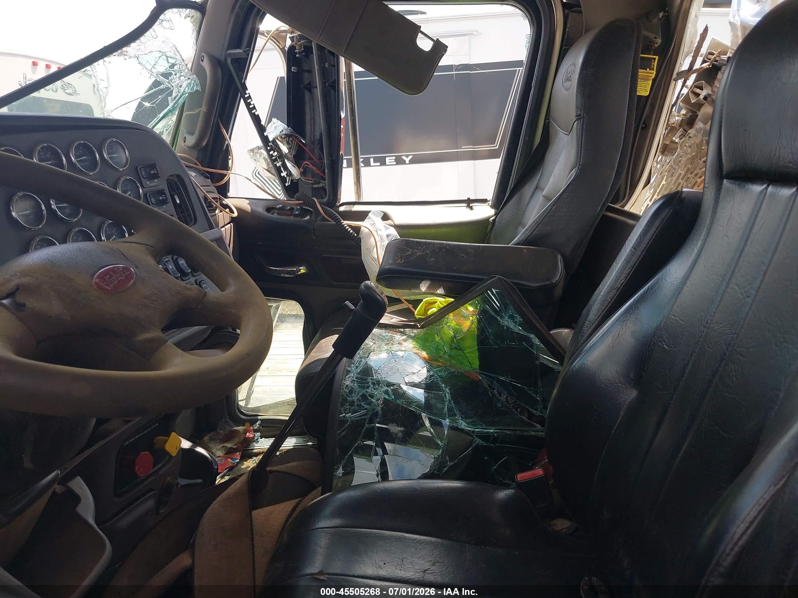 2018 Peterbilt 389 VIN 1XPXD49X1JD457614 IAAI salvage auction — Rollover, Salvage (Alabama), sold $13,500 on 2026-09-09 (photo 5)