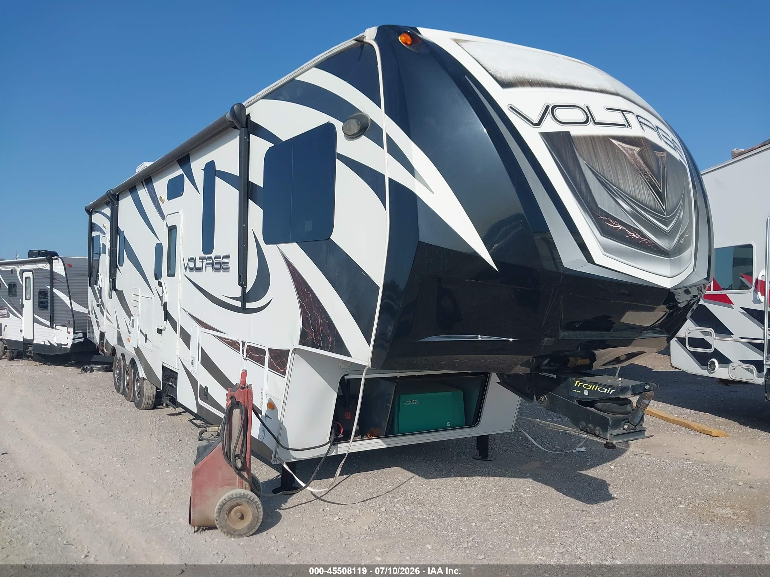 2014 Dutchmen Voltage VIN 47CFVTV30EC664321 IAAI salvage auction — Side, Clear (Oklahoma), sold $7,500 on 2026-09-23 (photo 1)