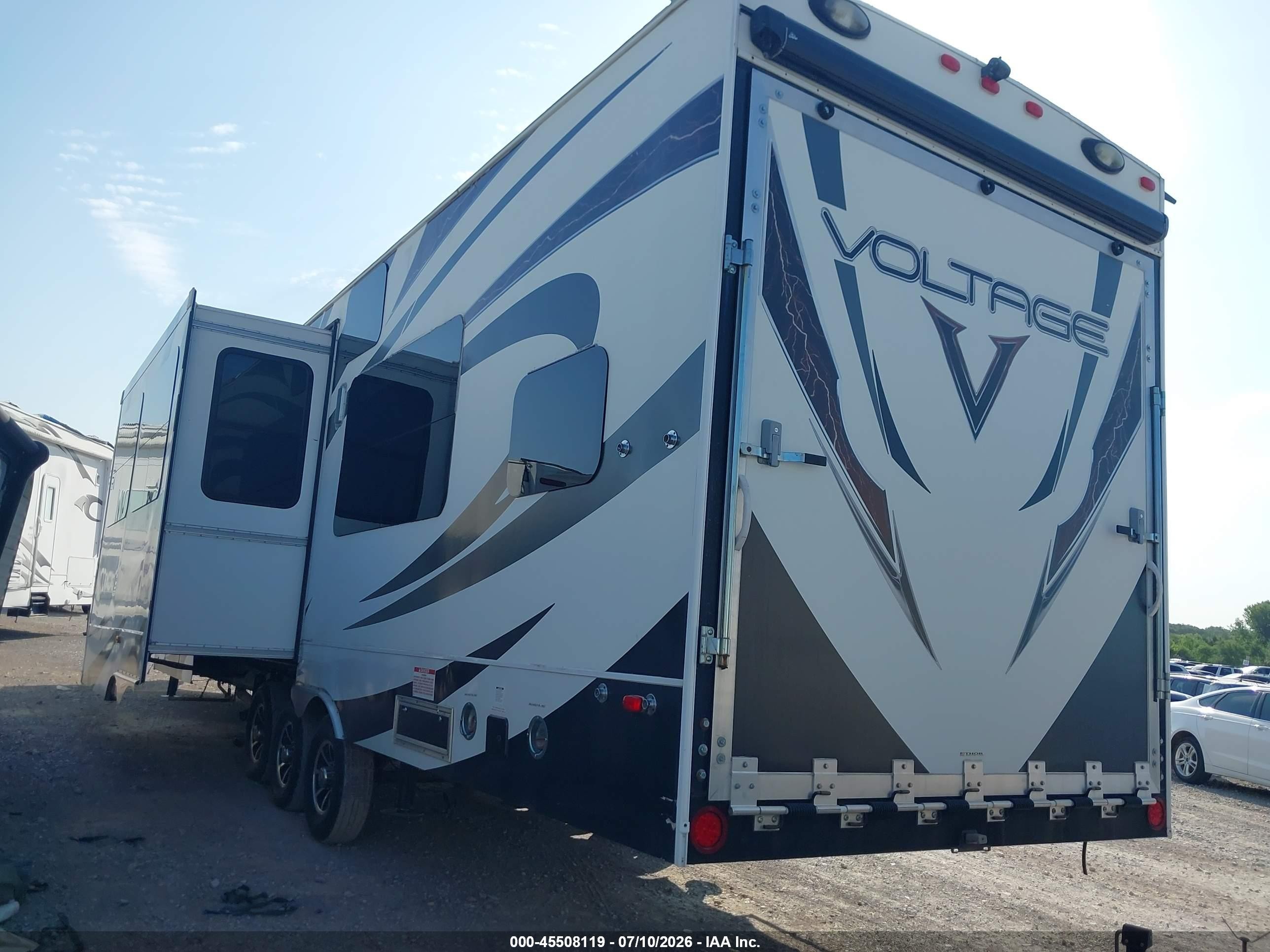 2014 Dutchmen Voltage VIN 47CFVTV30EC664321 IAAI salvage auction — Side, Clear (Oklahoma), sold $7,500 on 2026-09-23 (photo 3)