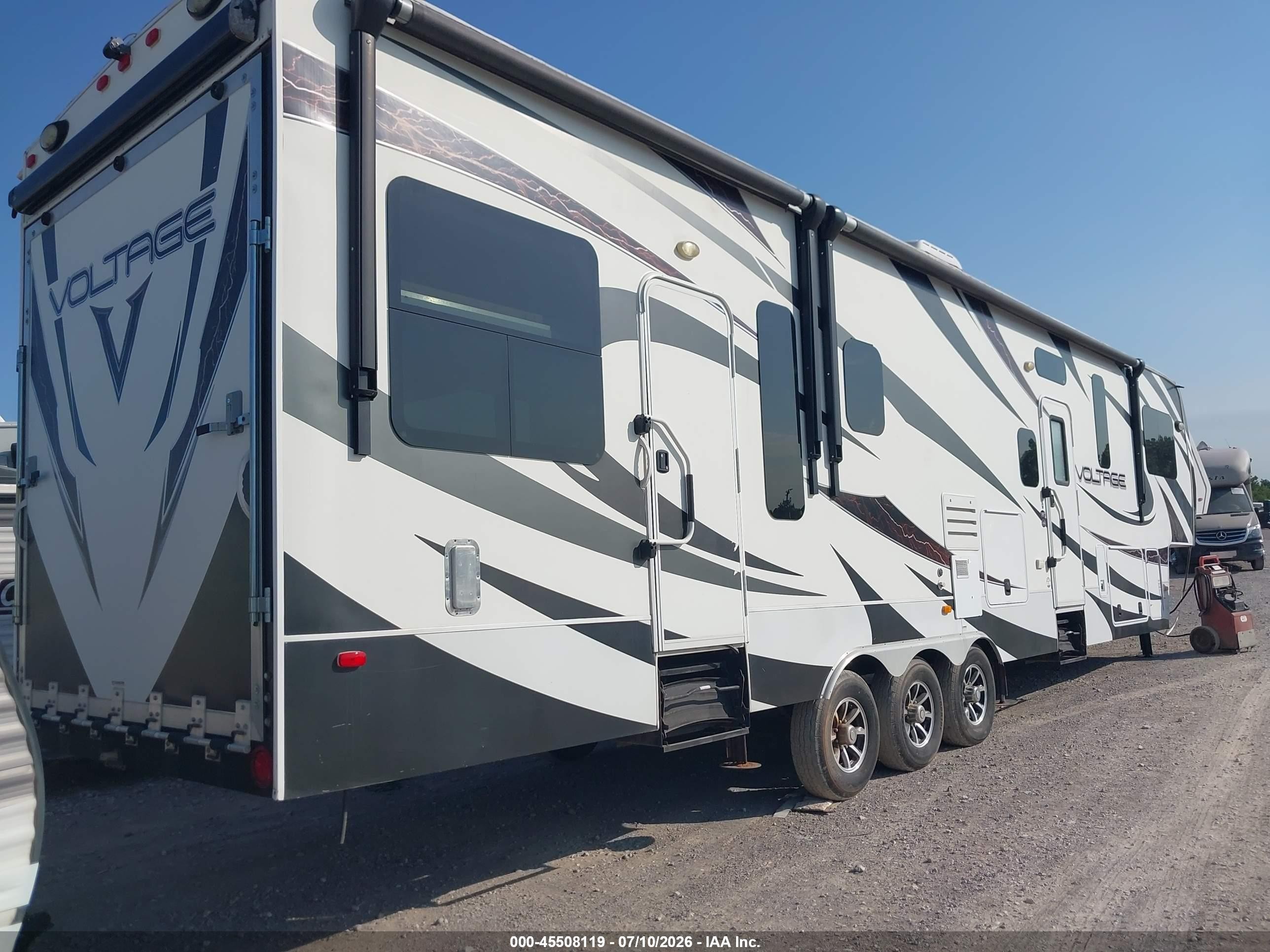 2014 Dutchmen Voltage VIN 47CFVTV30EC664321 IAAI salvage auction — Side, Clear (Oklahoma), sold $7,500 on 2026-09-23 (photo 4)